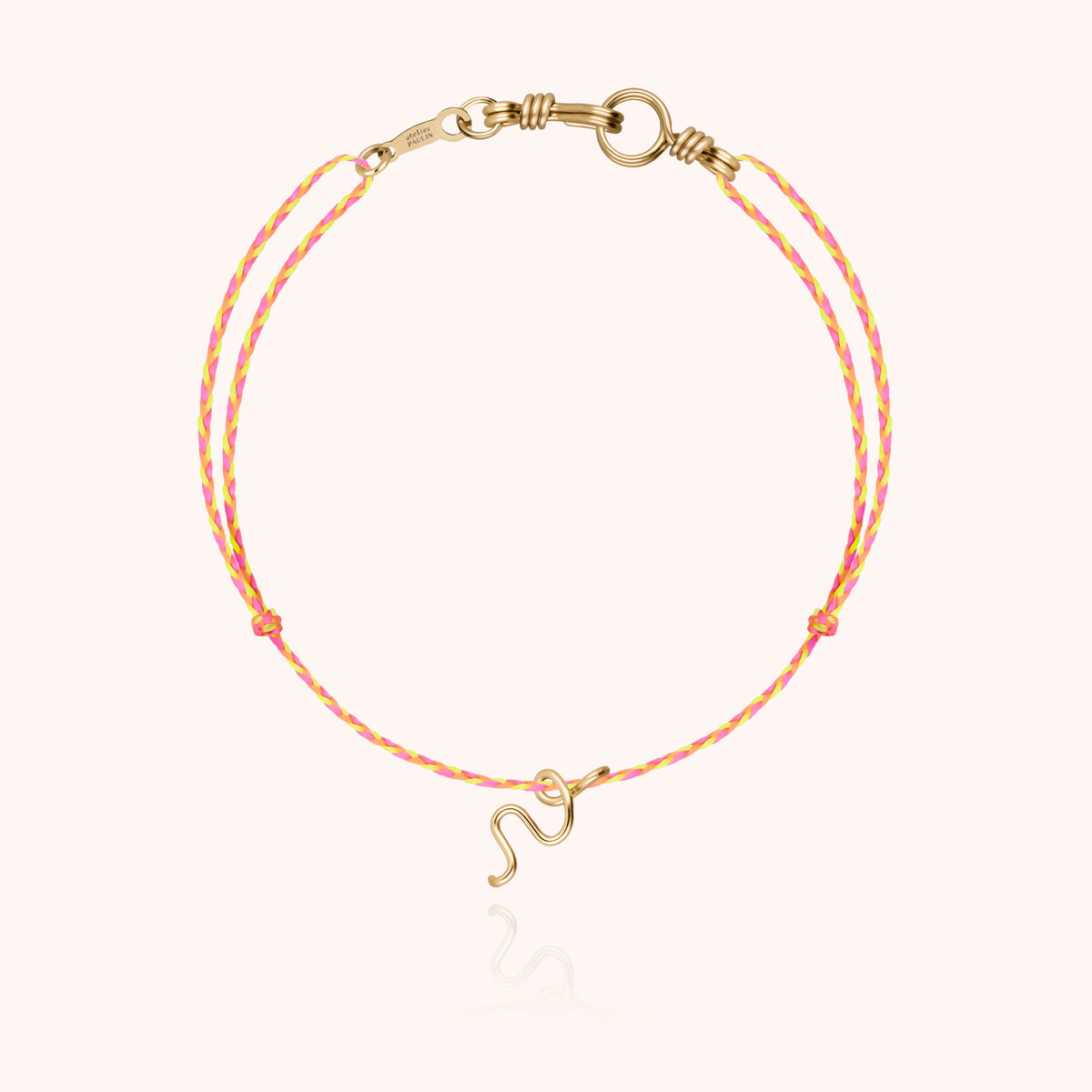Armband Kordel Slim Knot Initiale Mini Attache moi „V" aus 18 Karat Gelbgold, orange Kordel
