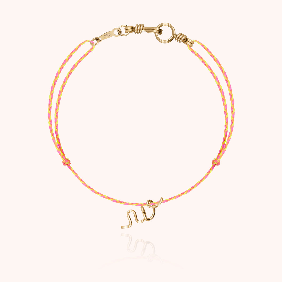 Armband Kordel Slim Knot Initiale Mini Attache moi „W“ aus 18 Karat Gelbgold, orangefarbene Kordel