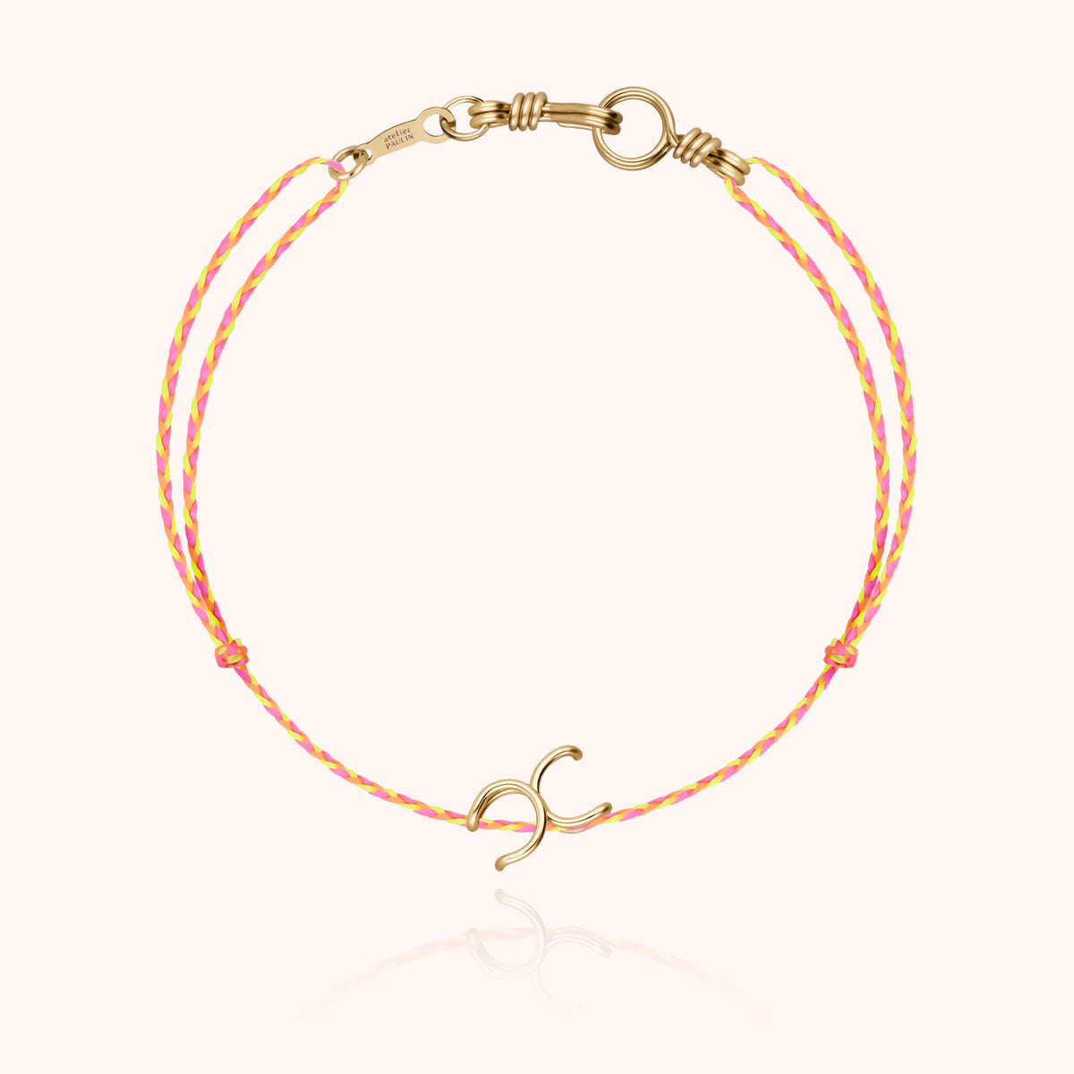 Armband Schmale Kordel Slim Knot Initiale Mini Attache moi „X" aus 18 Karat Gelbgold, orangefarbene Kordel