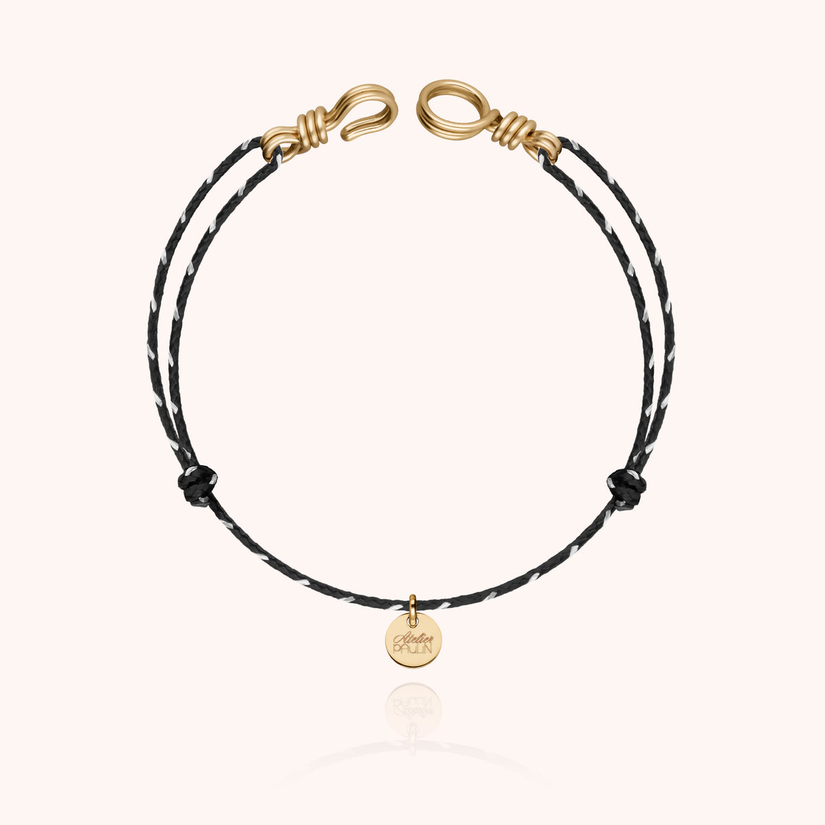 Braccialetto Cordino Riflettente Attache moi in filo d'oro giallo laminato 14k, portato al polso