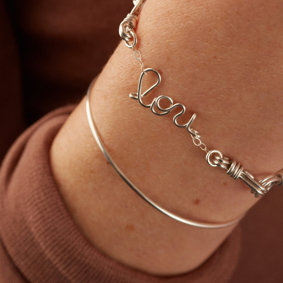 Dettaglio del filo d'argento sterling 925 modellato a mano sul bracciale personalizzato
