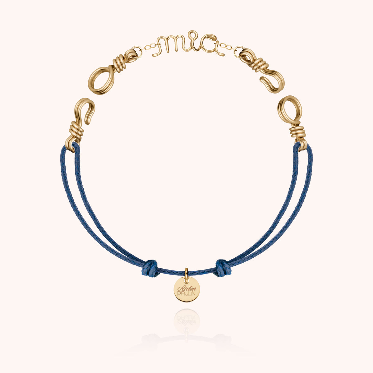 Bracelet Cordon Attache moi Personnalisé porté au poignet — or jaune laminé livraison express sécurisée