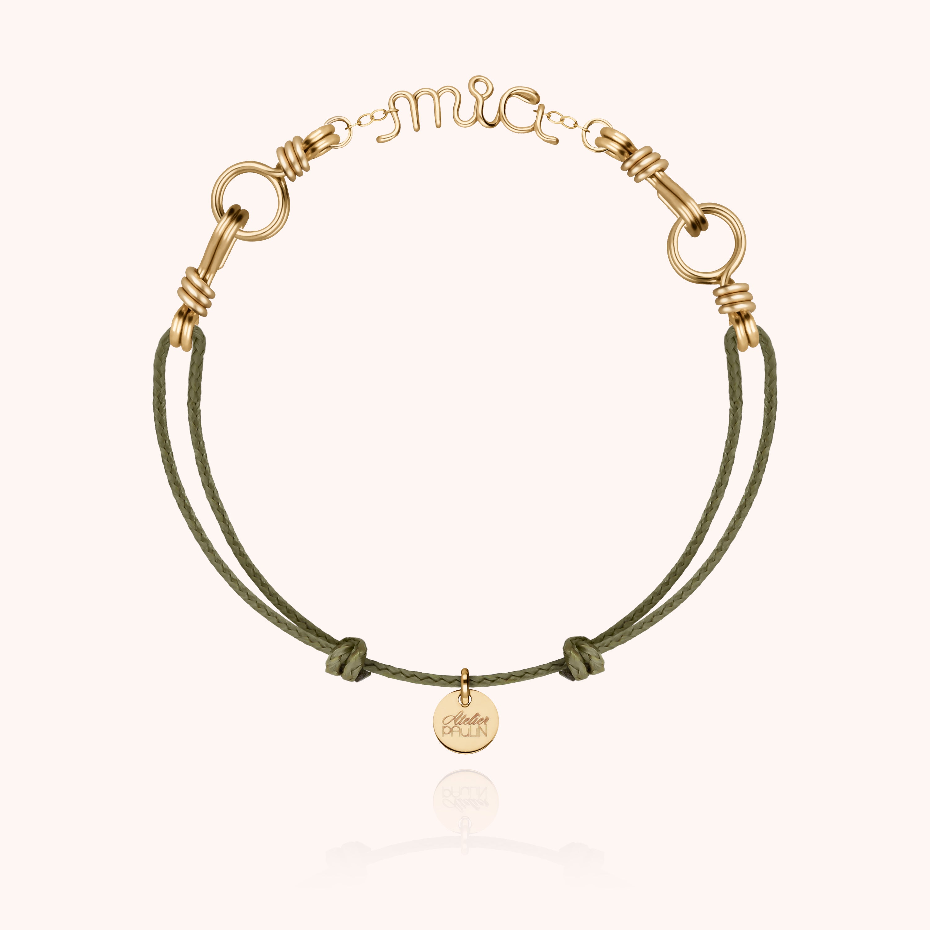 Bracelet Cordon Attache moi Personnalisé — détail façonnage à la main, or jaune laminé