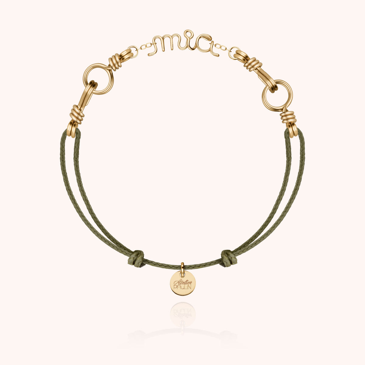 Bracelet Cordon Attache moi Personnalisé — détail façonnage à la main, or jaune laminé