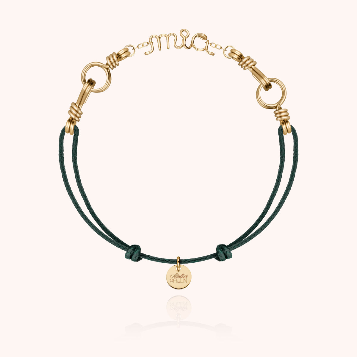 Bracelet Cordon Attache moi Personnalisé porté au poignet — qualité artisanale garantie