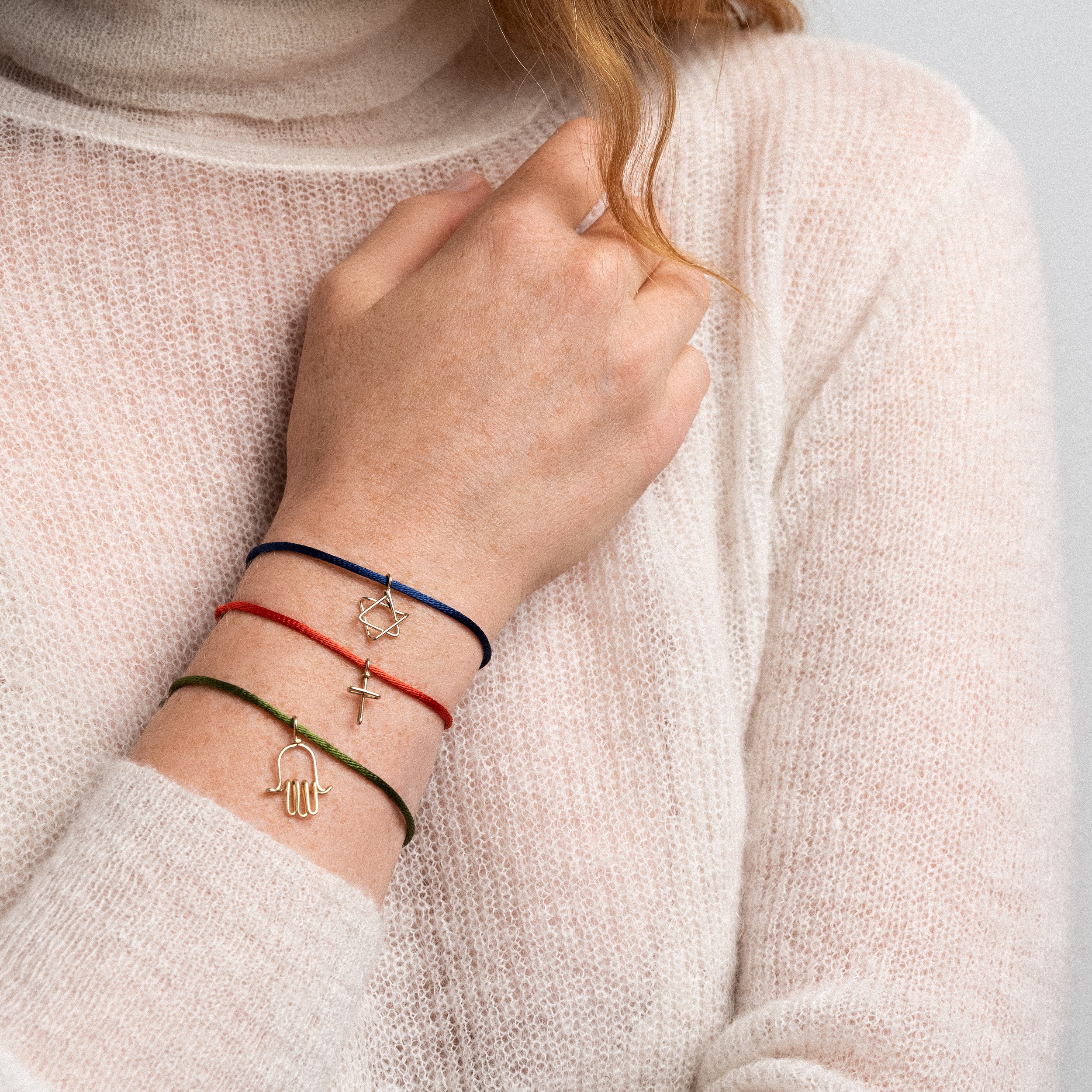 Bracelet Cordon Charms Symbolic Étoile de David porté au poignet — or jaune laminé expédition rapide et sécurisée