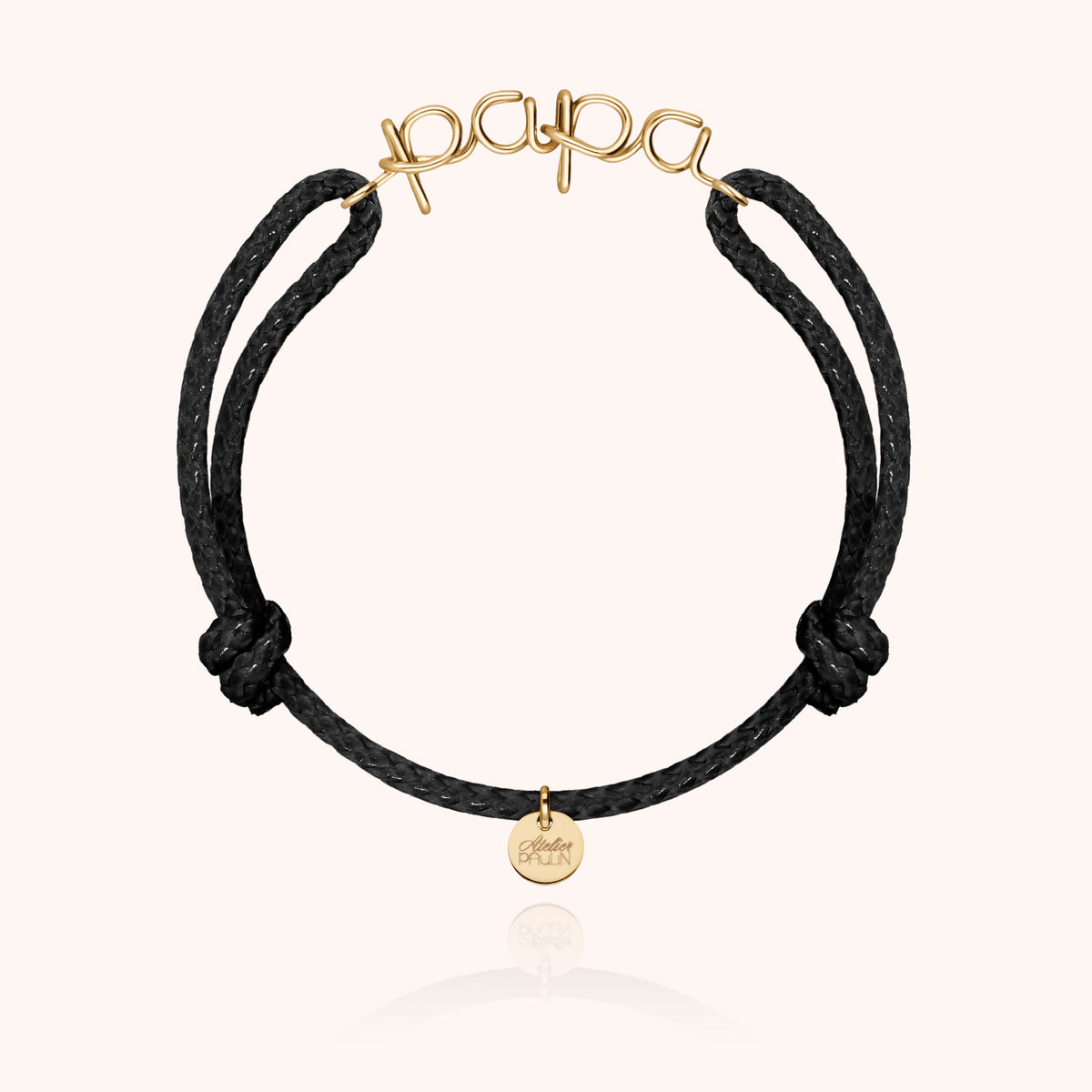 Gros plan sur le fermoir en or laminé du bracelet cordon papa