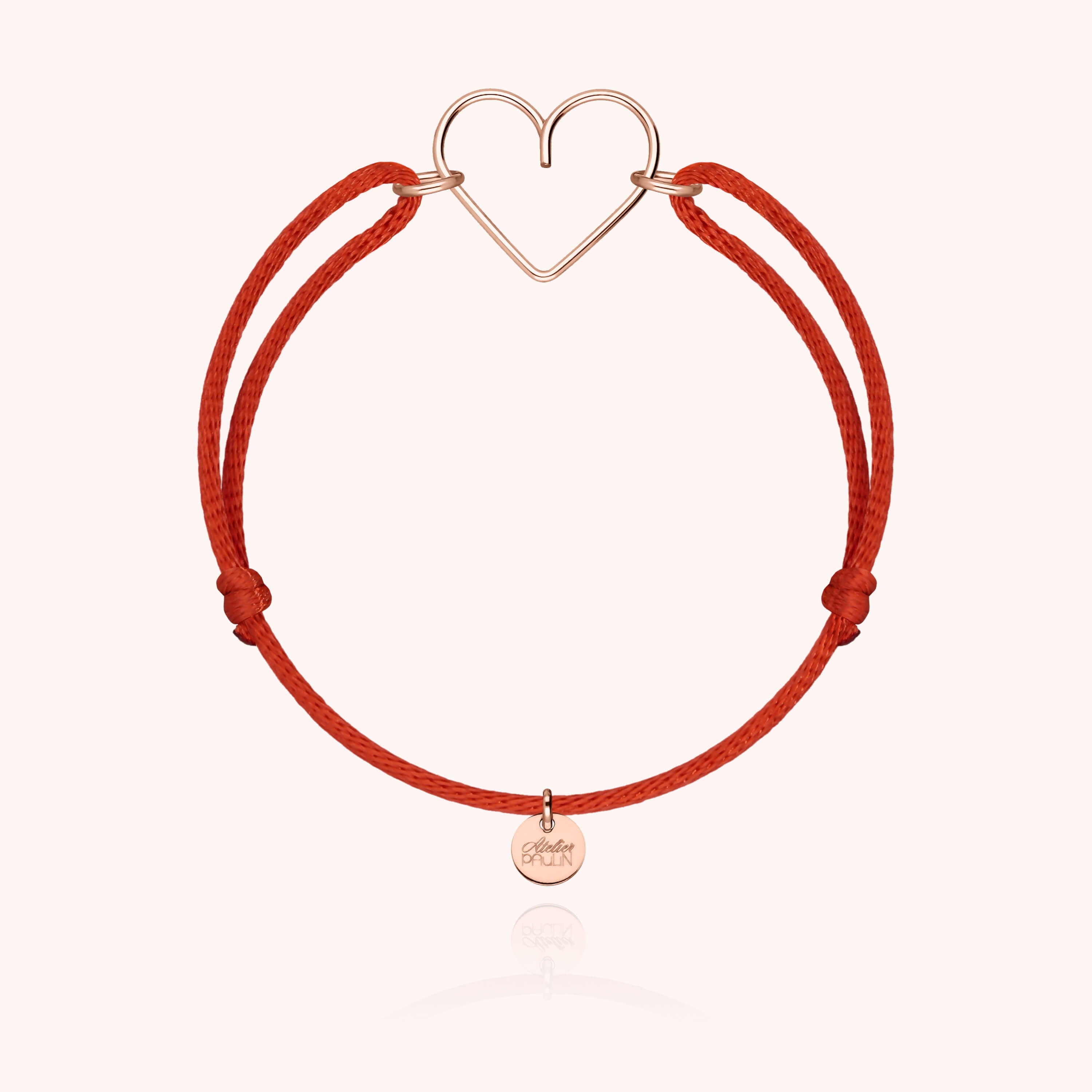 Vue rapprochée du façonnage main du coeur en or rose