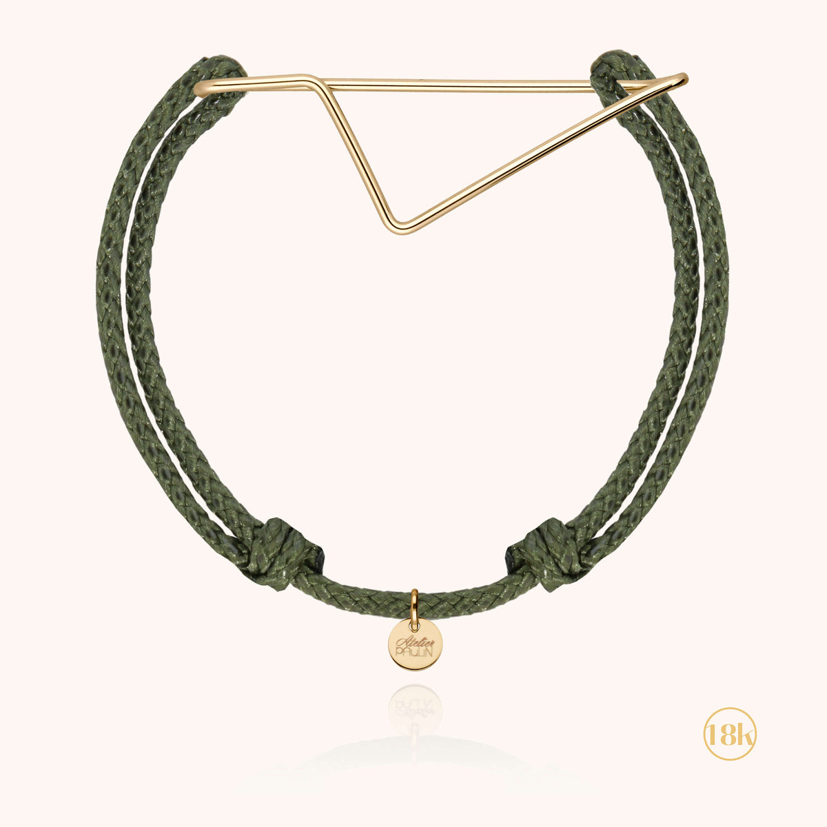Primo piano della targhetta Corsica in filo d'oro 18kt
