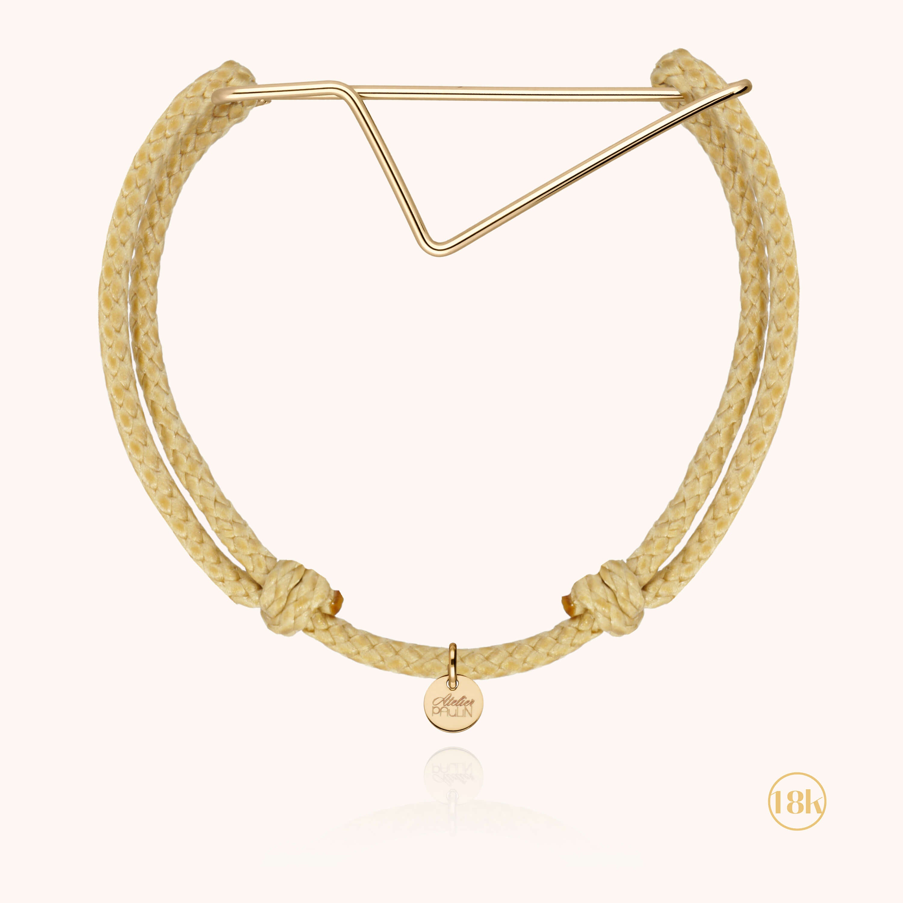 Bracelet personnalisé porté au poignet avec cordon gris