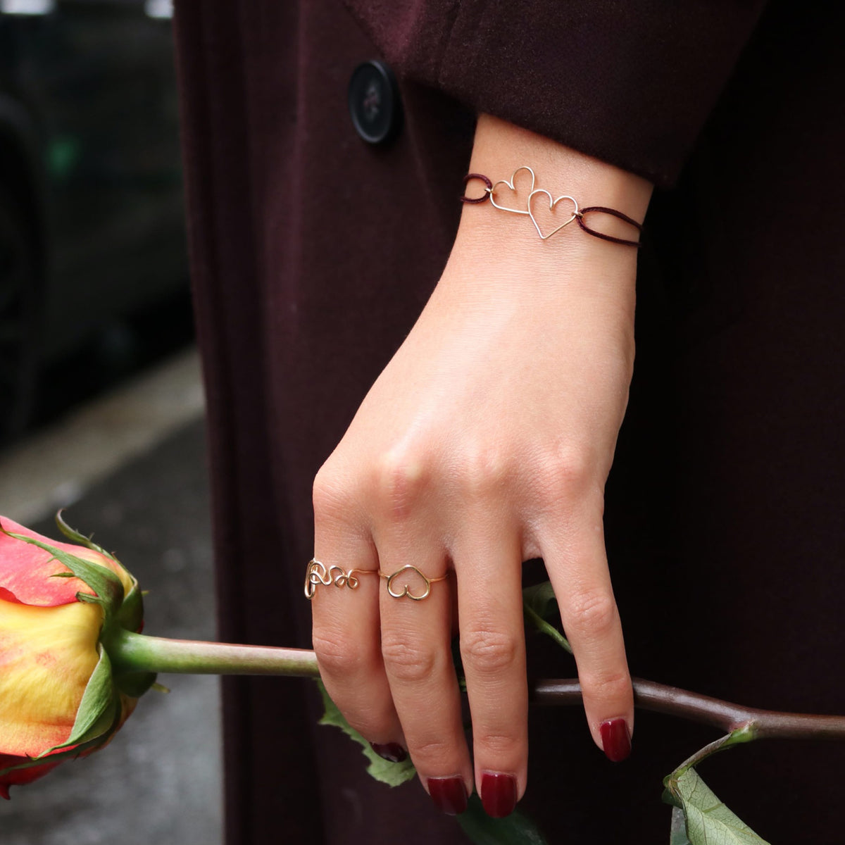 Detail der beiden verschlungenen kleinen Herzen des Kordelarmbands aus 585er Goldfilled