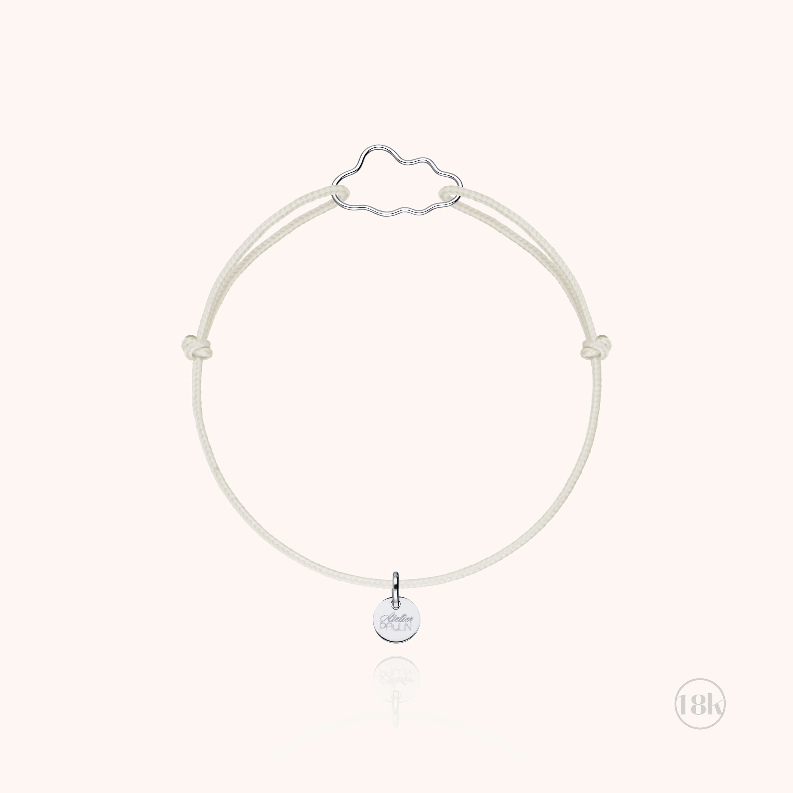 Bracelet cordon Petit Nuage porté au poignet d'enfant, or blanc sur cordon rose