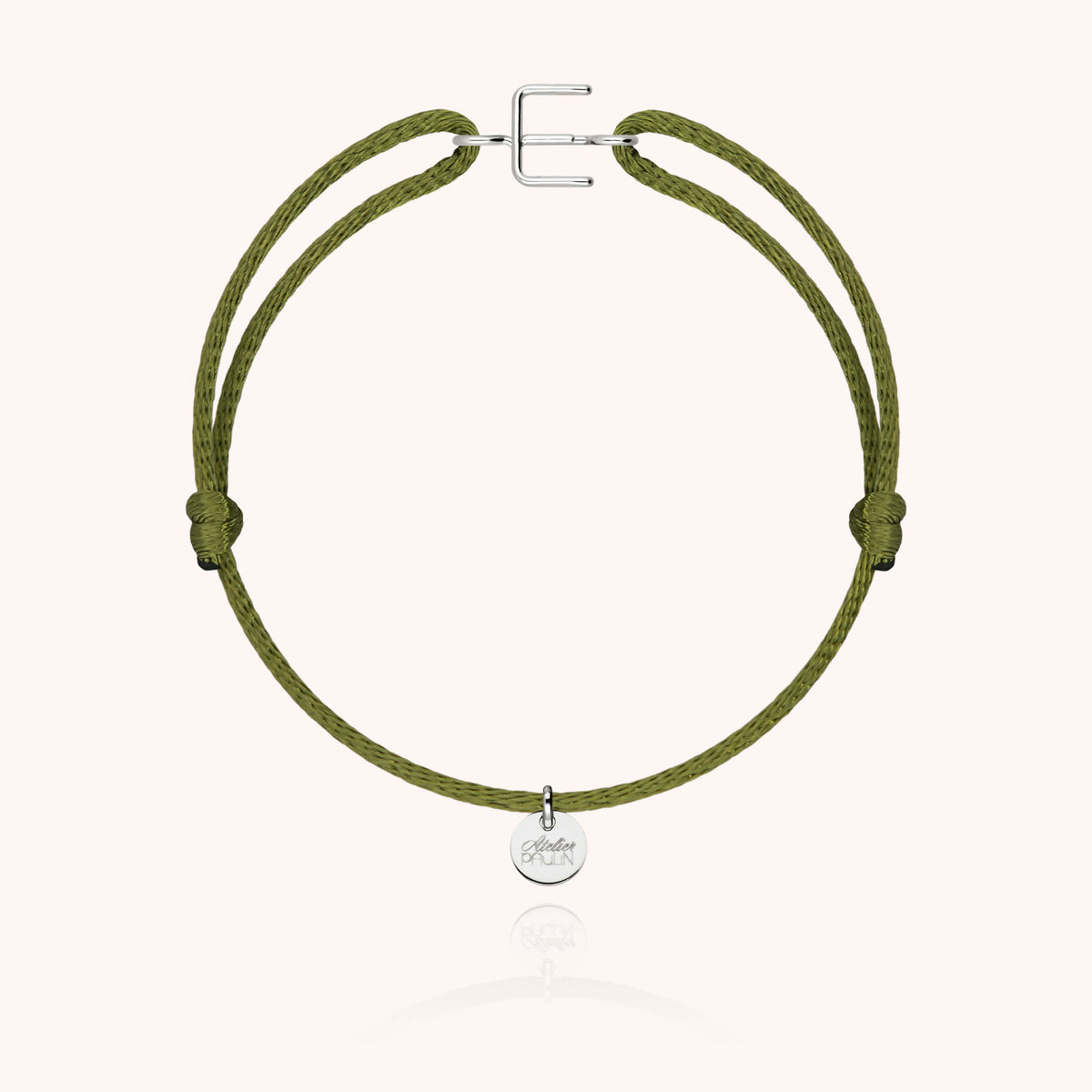 Armband Kordel Capitale Initiale am Handgelenk getragen — handwerkliche Qualität garantiert