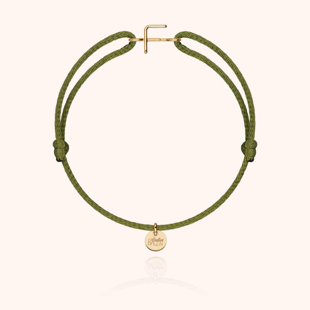 Armband Kordel Capitale Initiale am Handgelenk getragen — handwerkliche Qualität garantiert