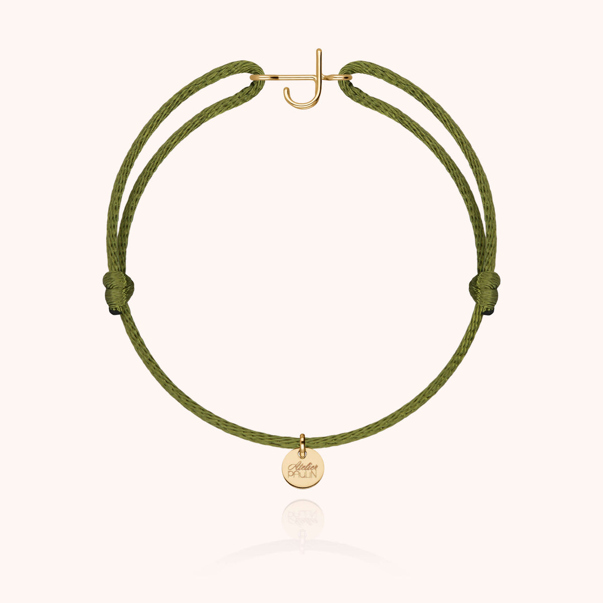 Armband Capitale Kordel Initiale am Handgelenk getragen — handwerkliche Qualität garantiert