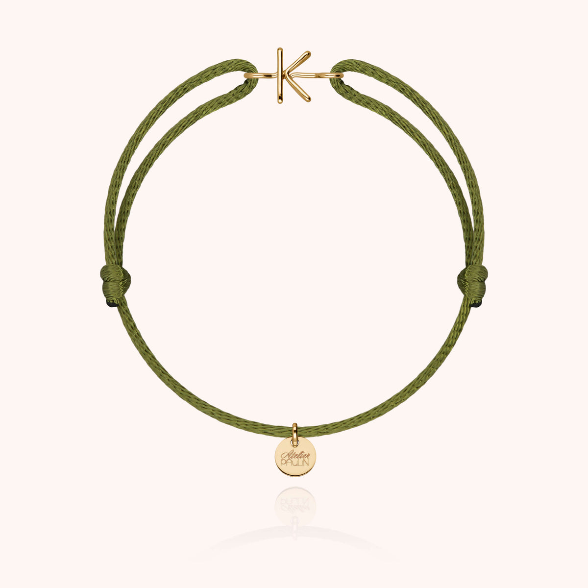 Armband Capitale Kordel Initiale am Handgelenk getragen — handwerkliche Qualität garantiert