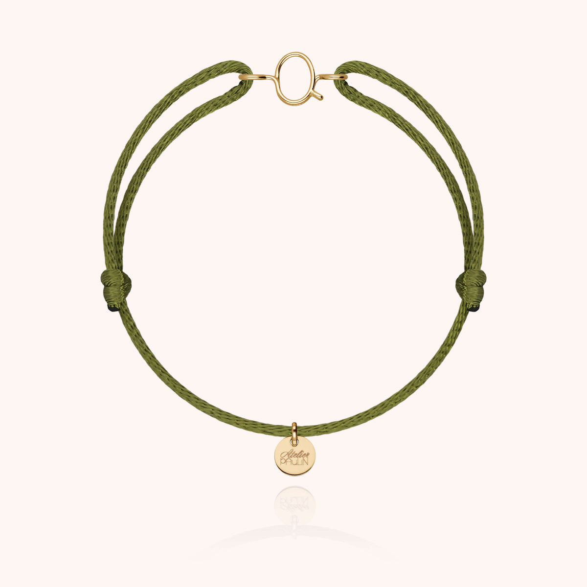 Armband Kordel Capitale Initiale am Handgelenk getragen — handwerkliche Qualität garantiert