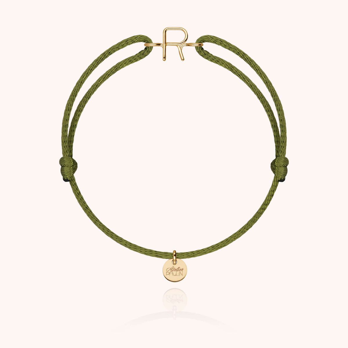 Armband Kordel Capitale Initiale am Handgelenk getragen — handwerkliche Qualität garantiert