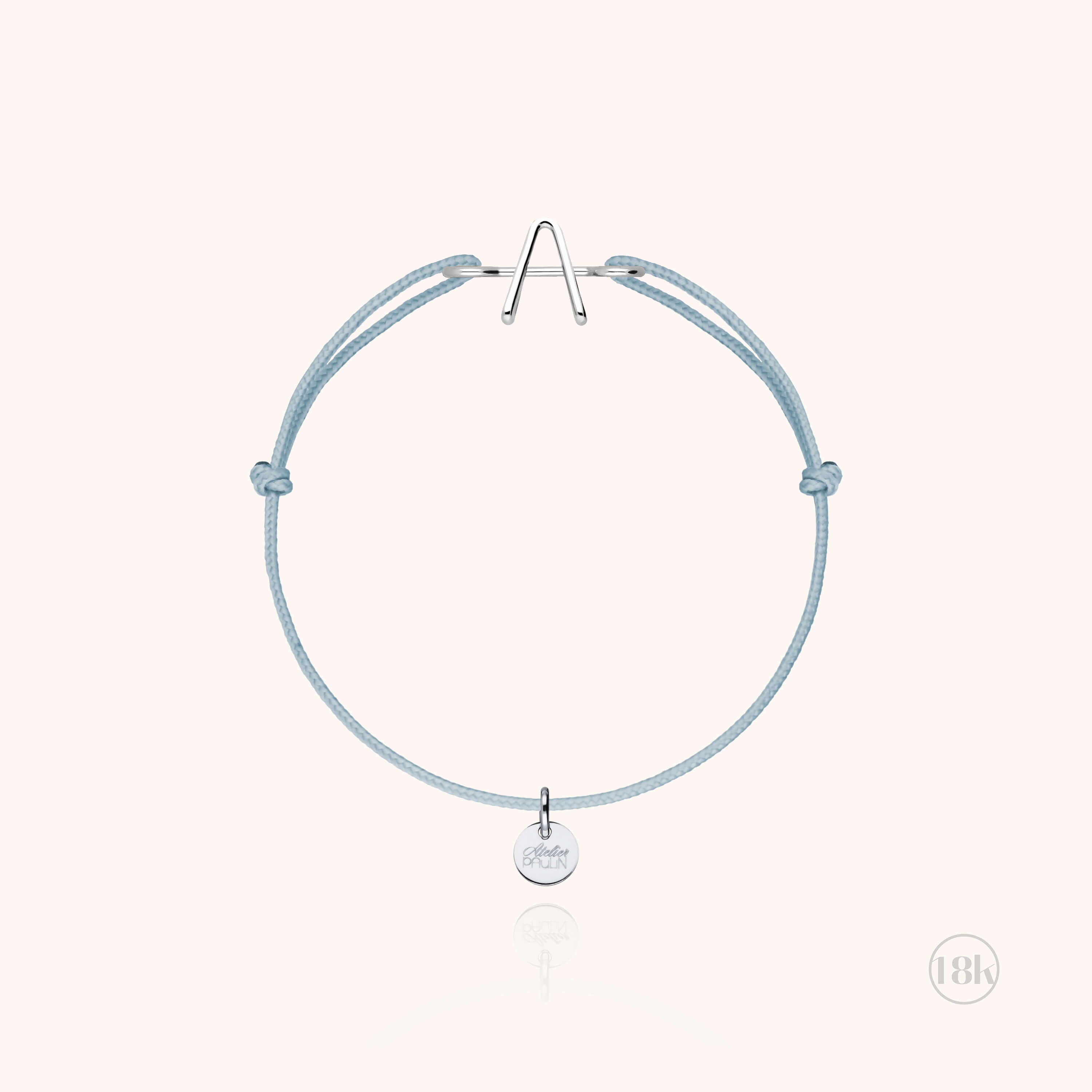 Bracelet Cordon Initiale Enfant porté au poignet — or blanc 18K livraison soigneuse garantie
