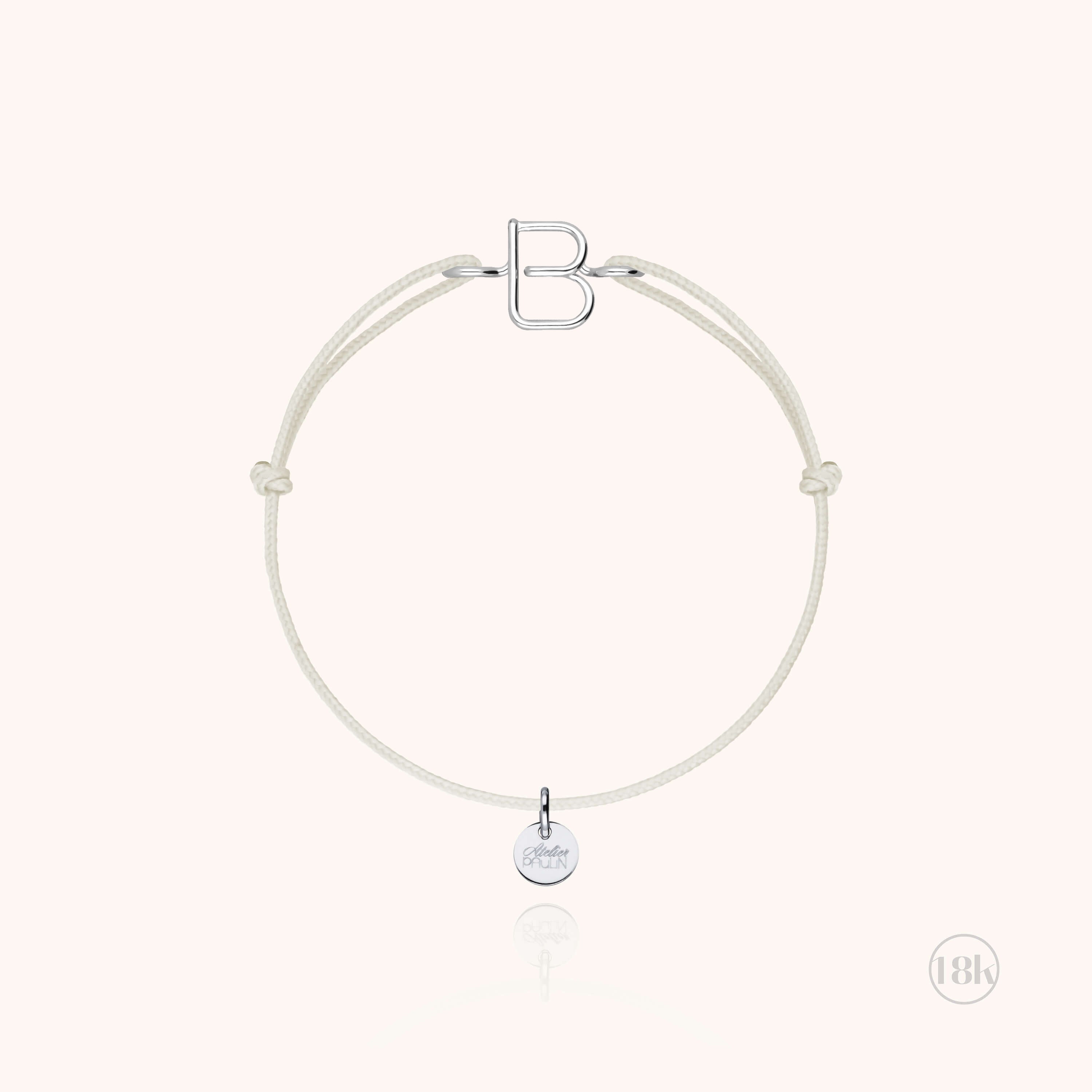 Bracelet Cordon Initiale Enfant — gros plan sur le fermoir, or blanc 18K