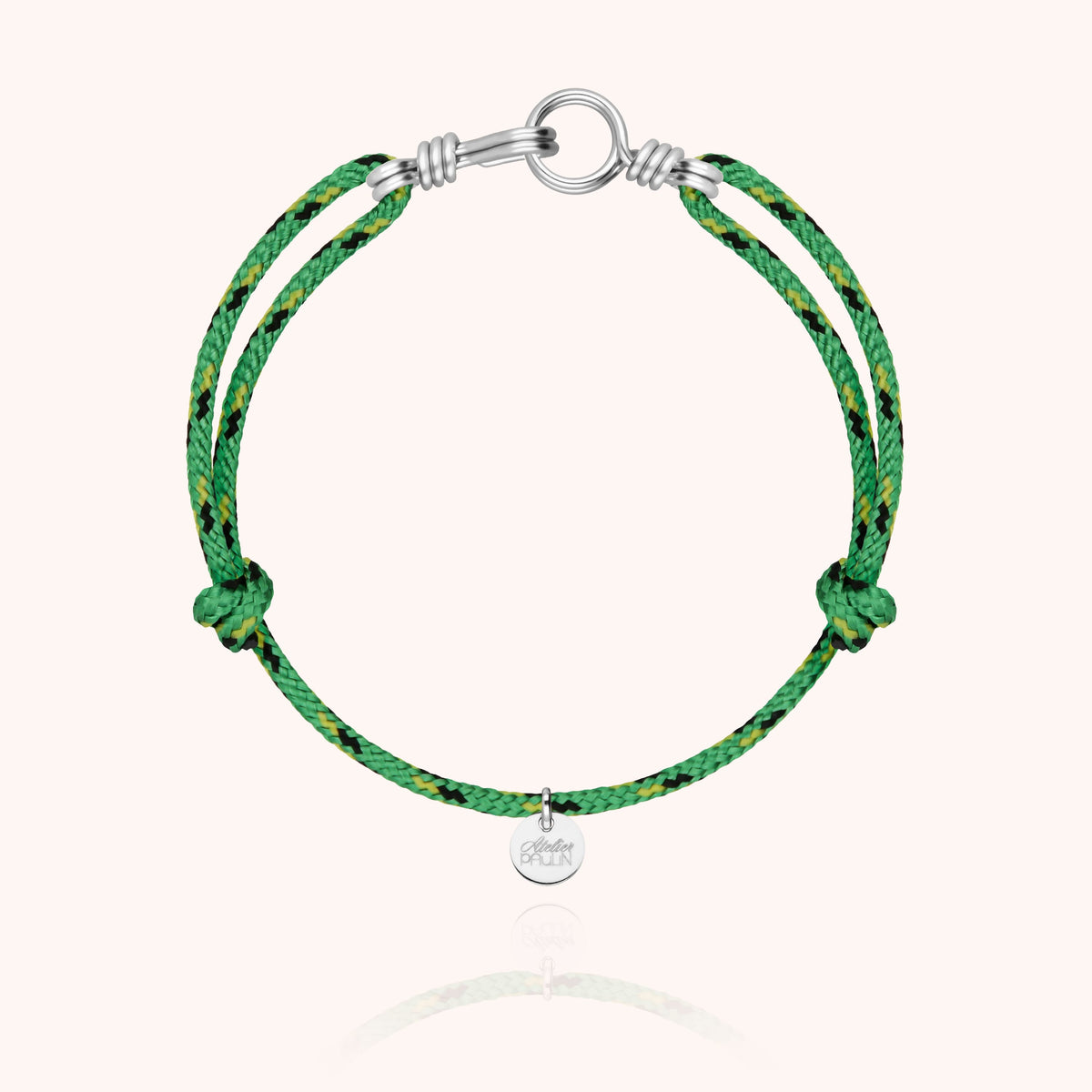Bracelet cordon Knot beige porté avec autres bijoux argent