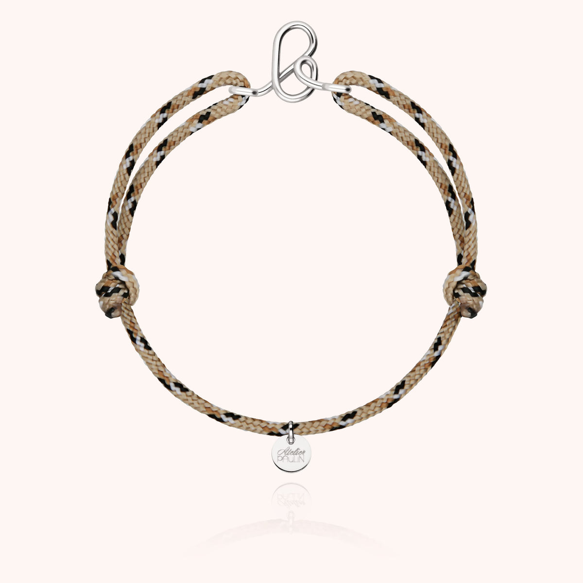 Bracelet cordon personnalisé porté au poignet masculin