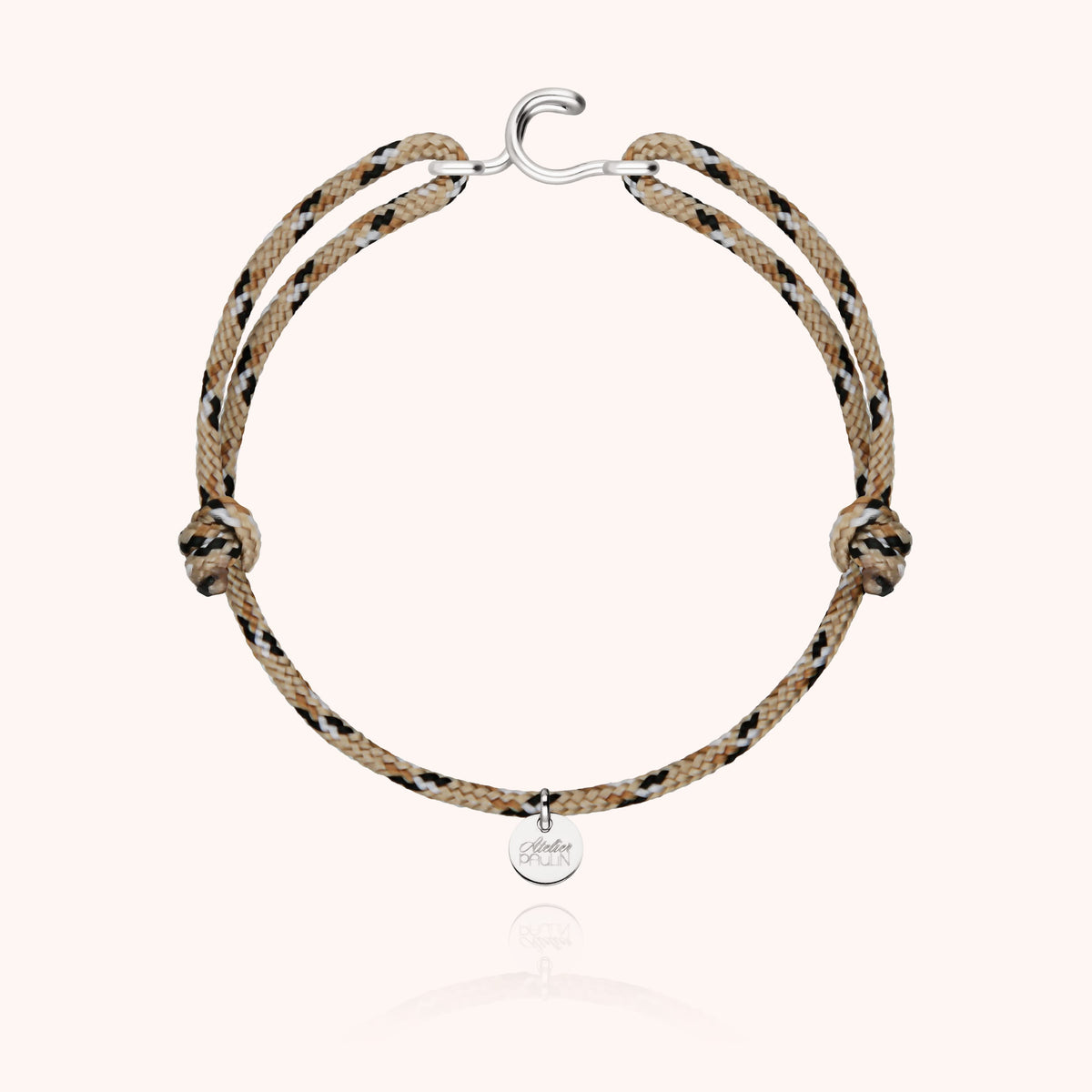 Vue rapprochée du fil d'argent sterling façonné à la main