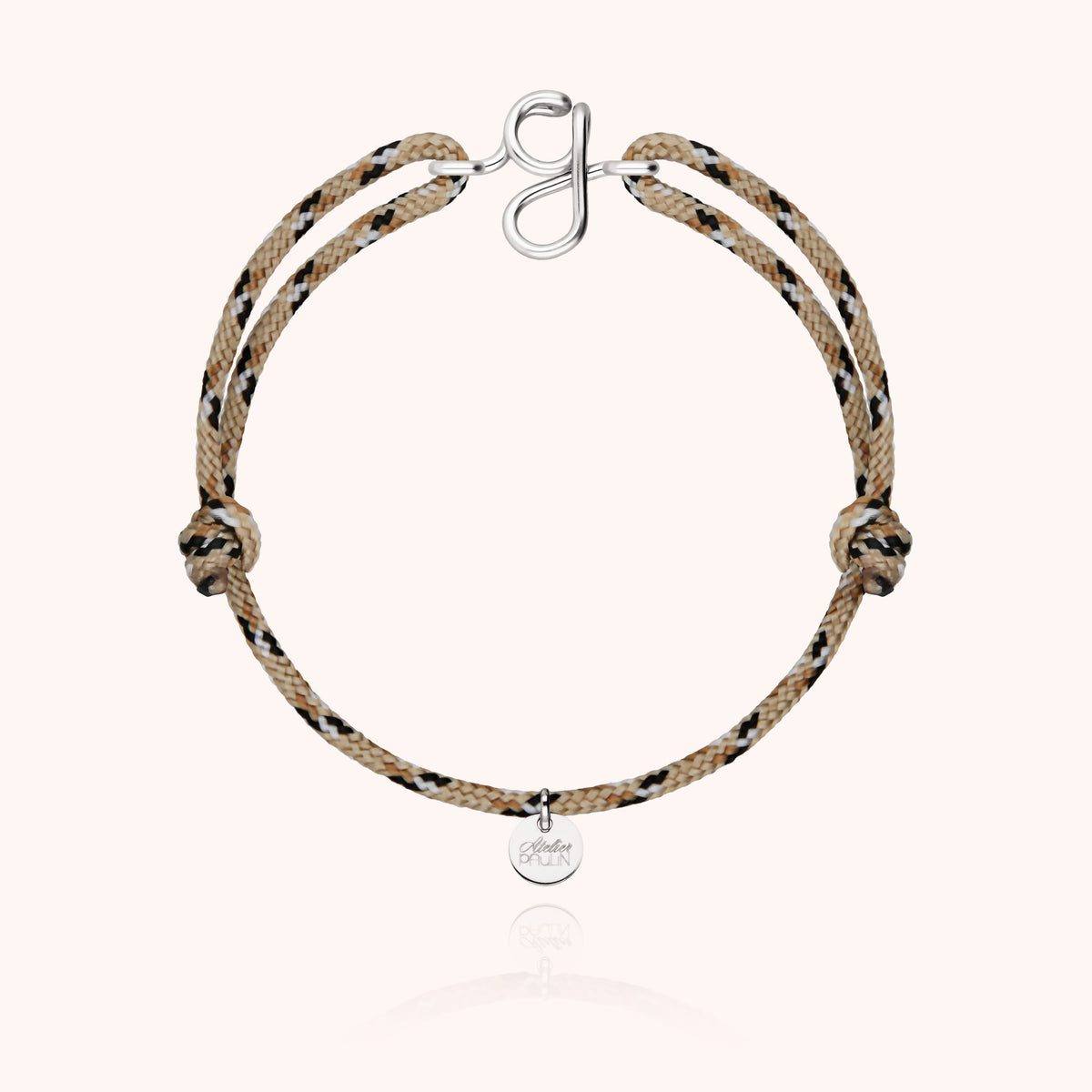 Vue de profil du bracelet cordon avec initiale argentée