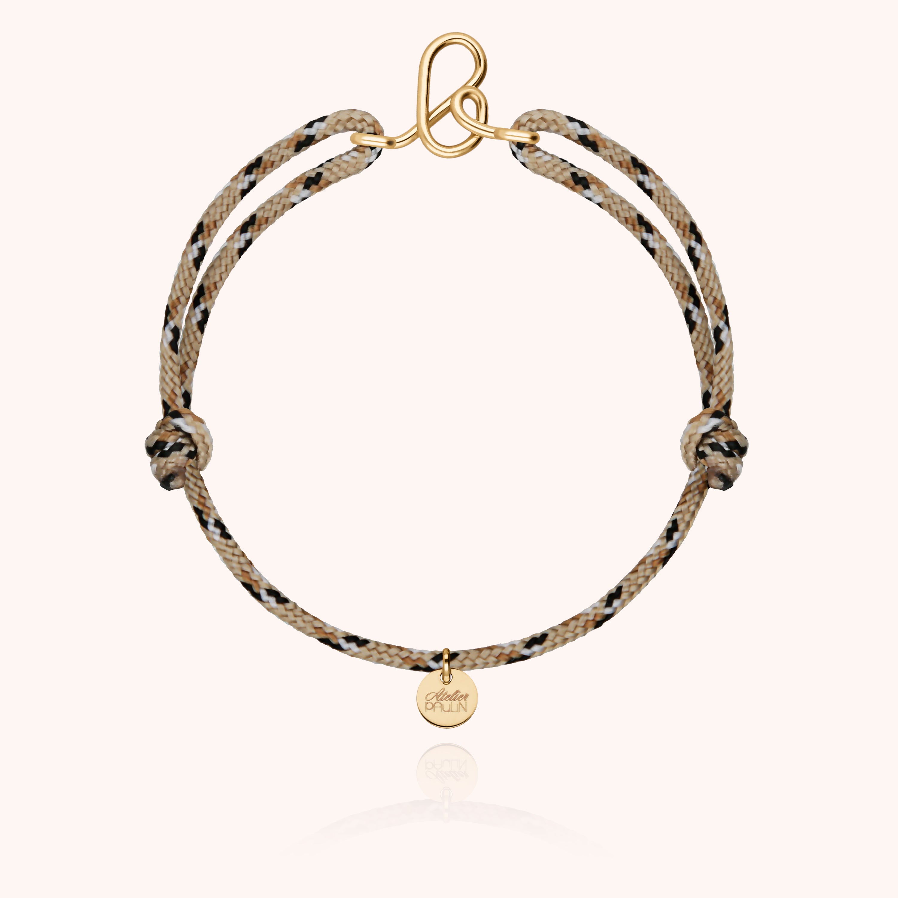 Bracelet personnalisé porté au poignet masculin avec cordon vert