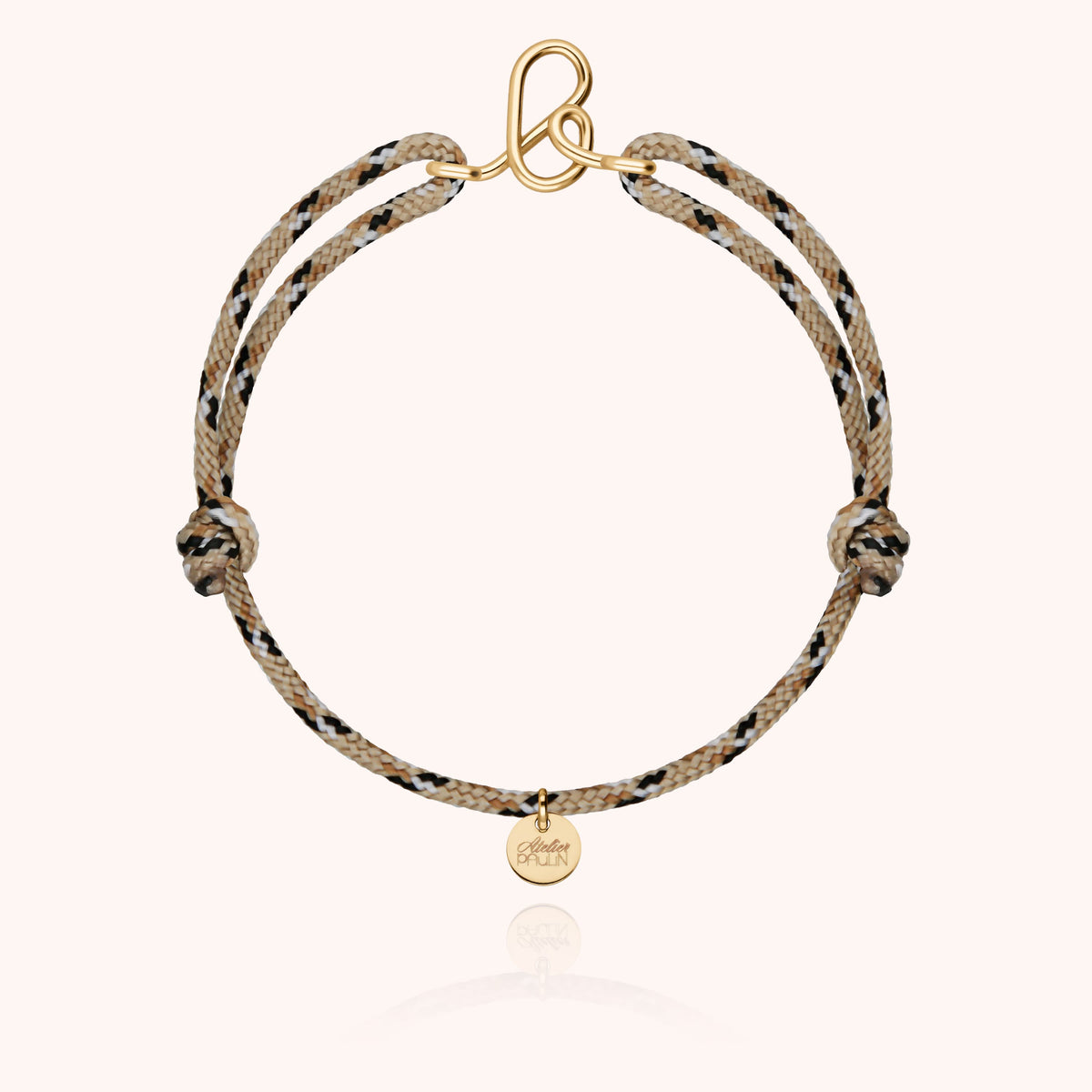 Bracciale Cordino Knot Iniziale Uomo su un cordino verde, portato al polso di un uomo