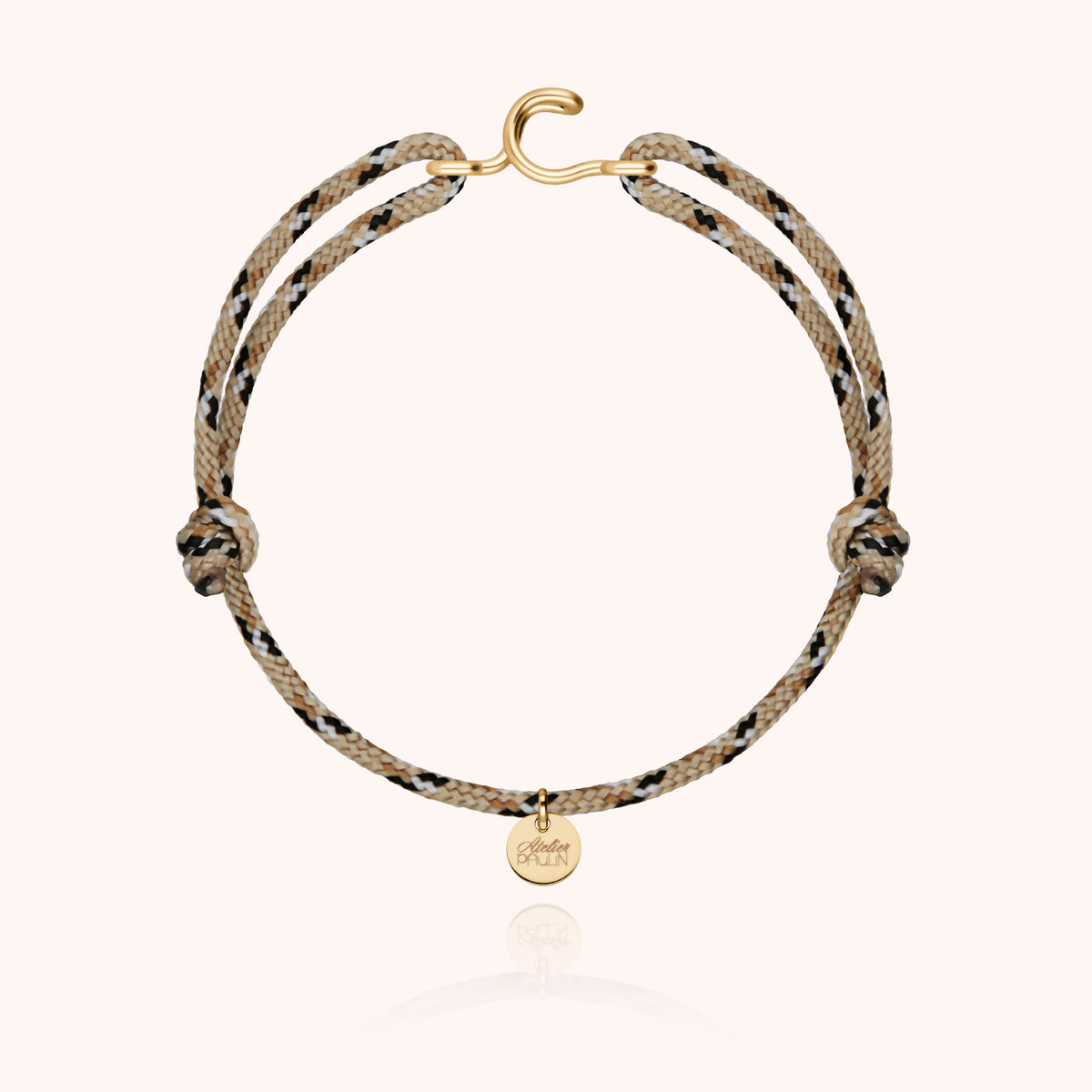Bracciale Cordino Knot Iniziale Uomo con la sua targhetta Atelier Paulin in oro su un cordino regolabile
