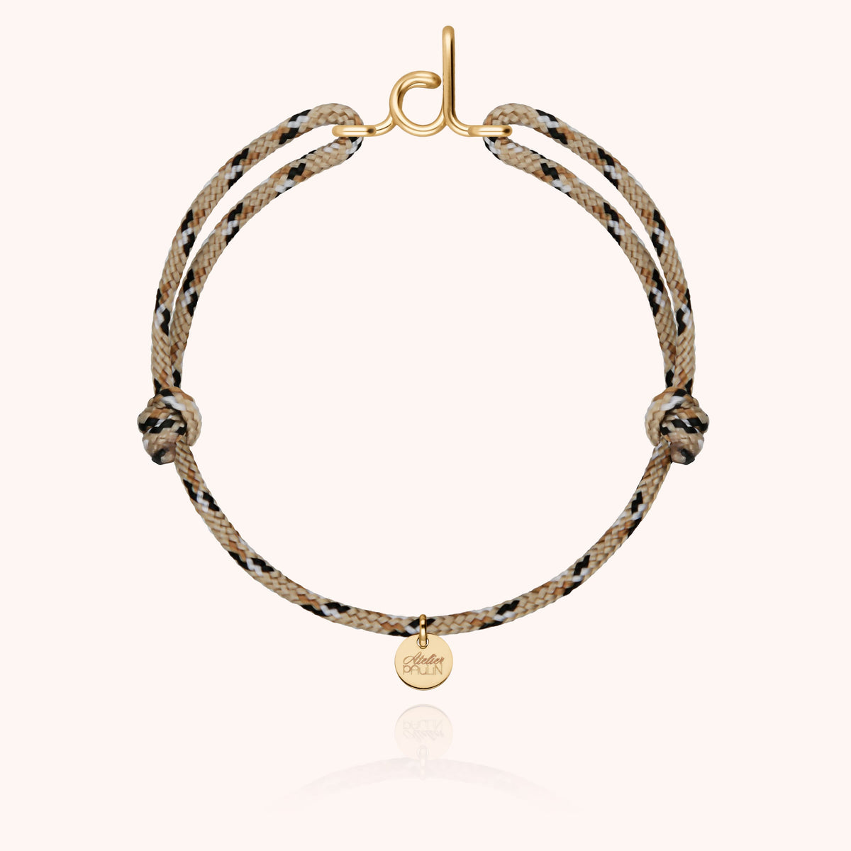 Bracciale Cordino Knot Iniziale Uomo su un cordino beige a nodo