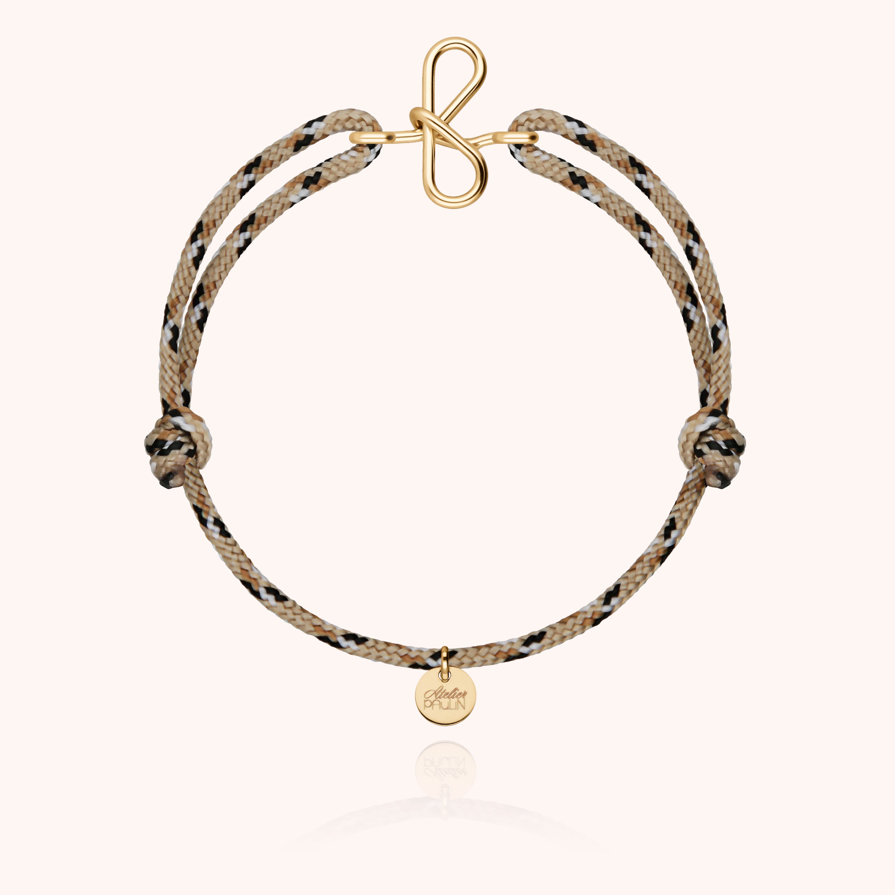 Vue d'ensemble du bracelet personnalisé sur fond neutre
