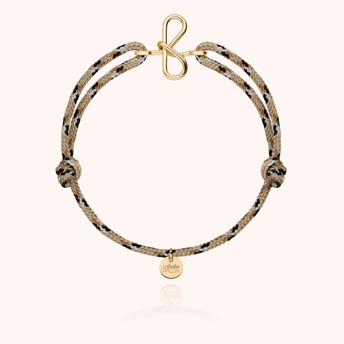 Vista d'insieme di Bracciale Cordino Knot Iniziale Uomo su fondo neutro