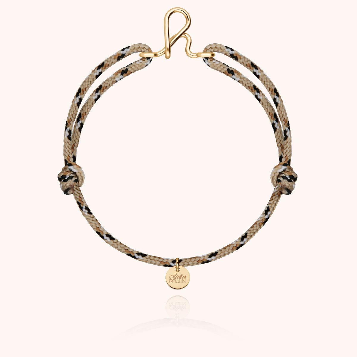 Bracciale Cordino Knot Iniziale Uomo in filo d'oro, portato al polso di un uomo