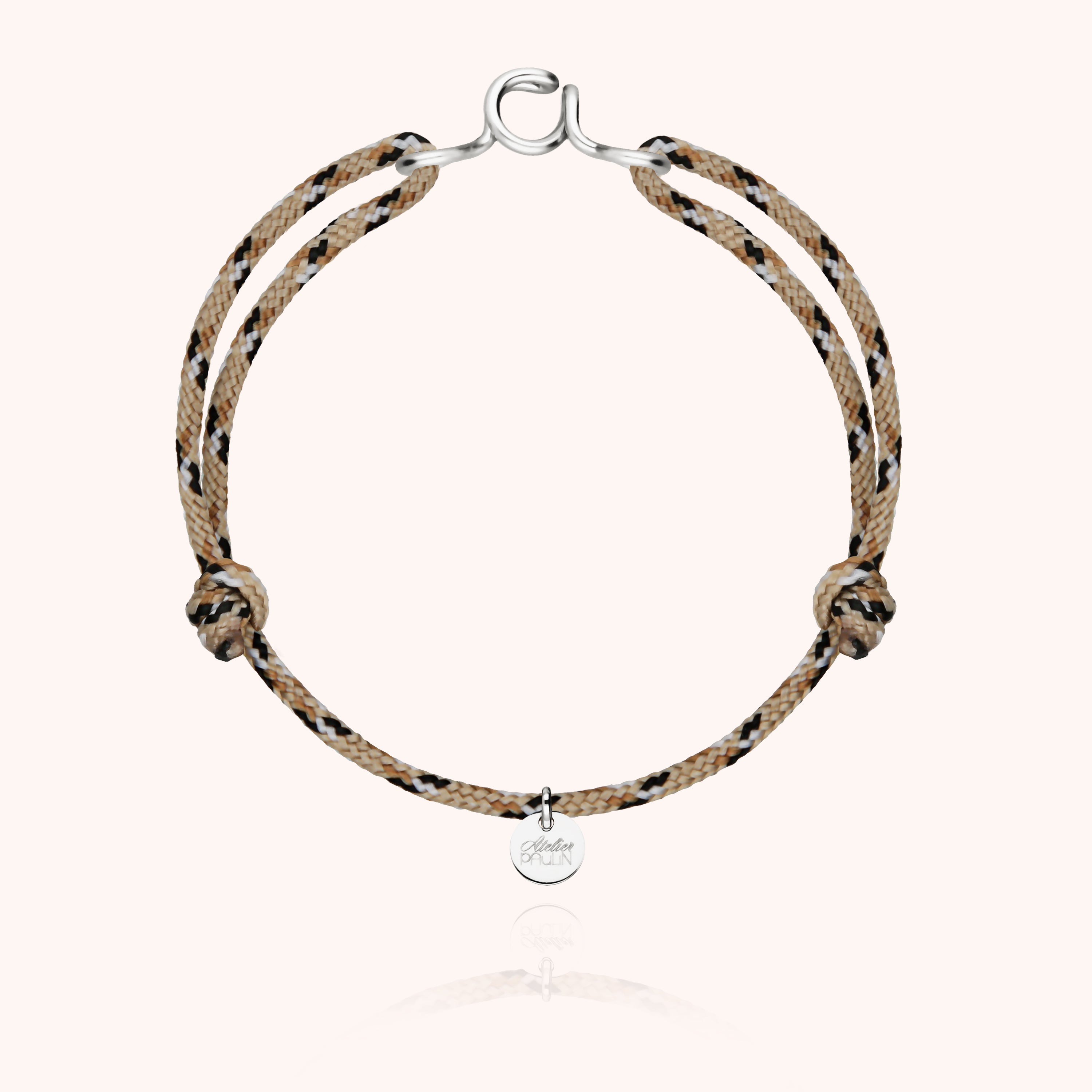 Bracelet Cordon Knot Initiale Homme porté au poignet — argent sterling 925 livraison soigneuse garantie