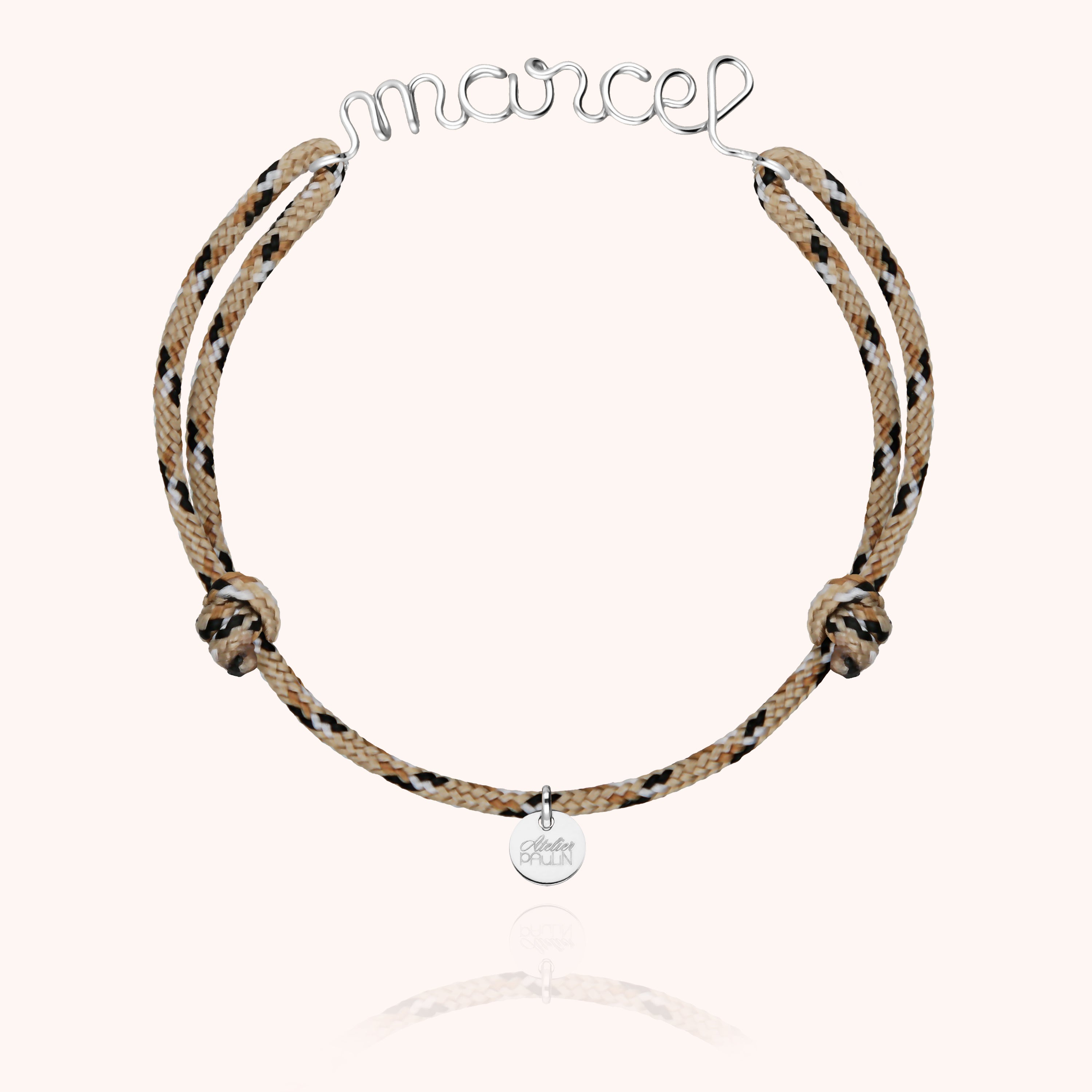 Bracelet Cordon Knot Personnalisé Homme porté au poignet — or blanc 18K livraison express sécurisée