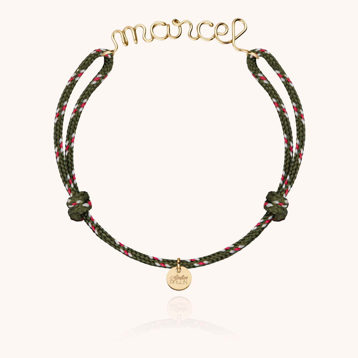 Primo piano del filo d'oro giallo laminato 14k su Bracciale Cordino Knot Personalizzato Uomo