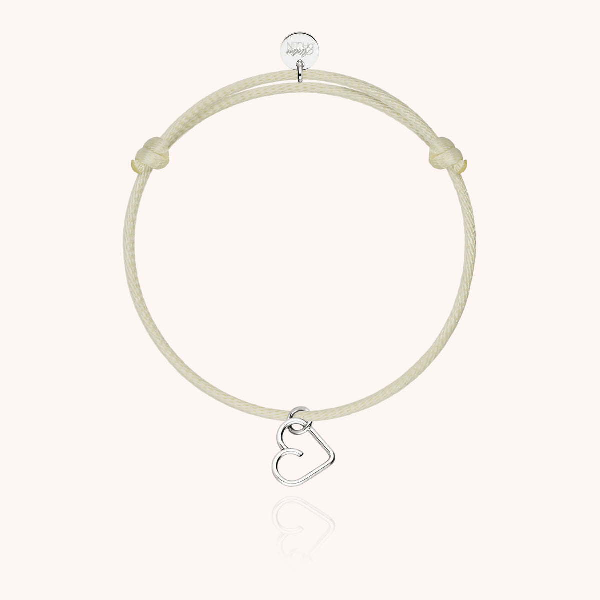Bracciale Cordino Lucky Charms Cuore in filo d'oro bianco 18kt, portato al polso di un bambino