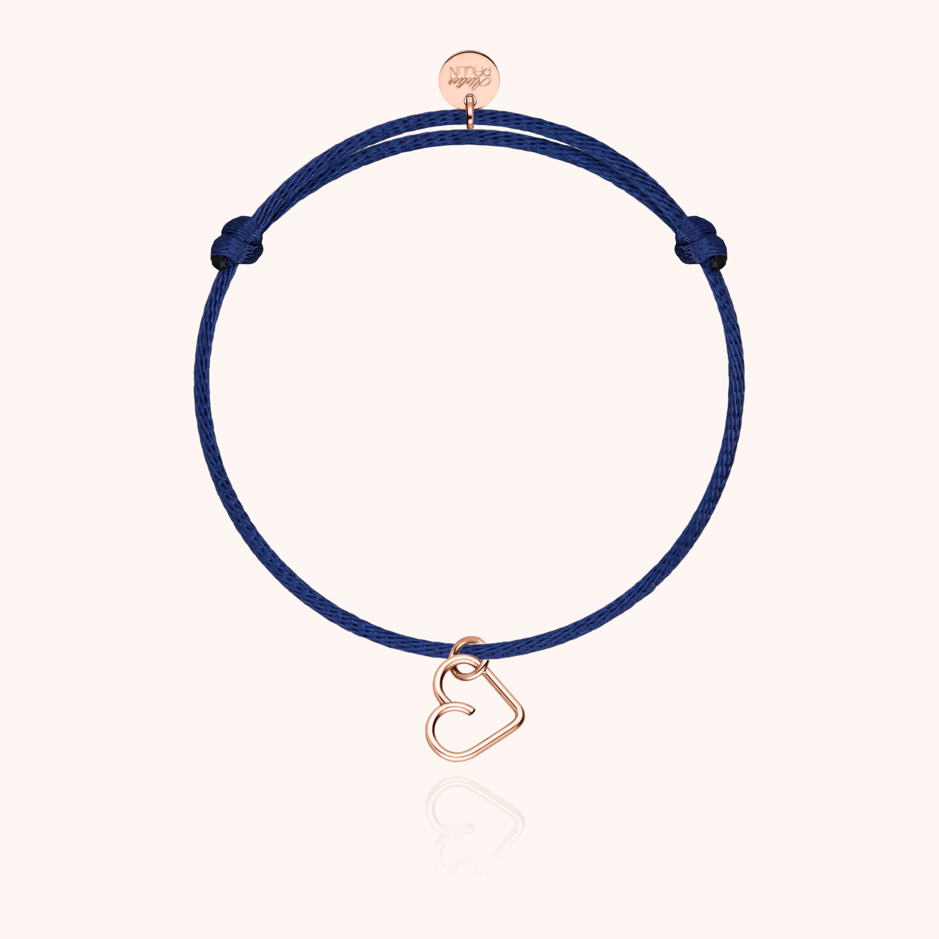 Vue latérale du bracelet cœur or rose sur cordon