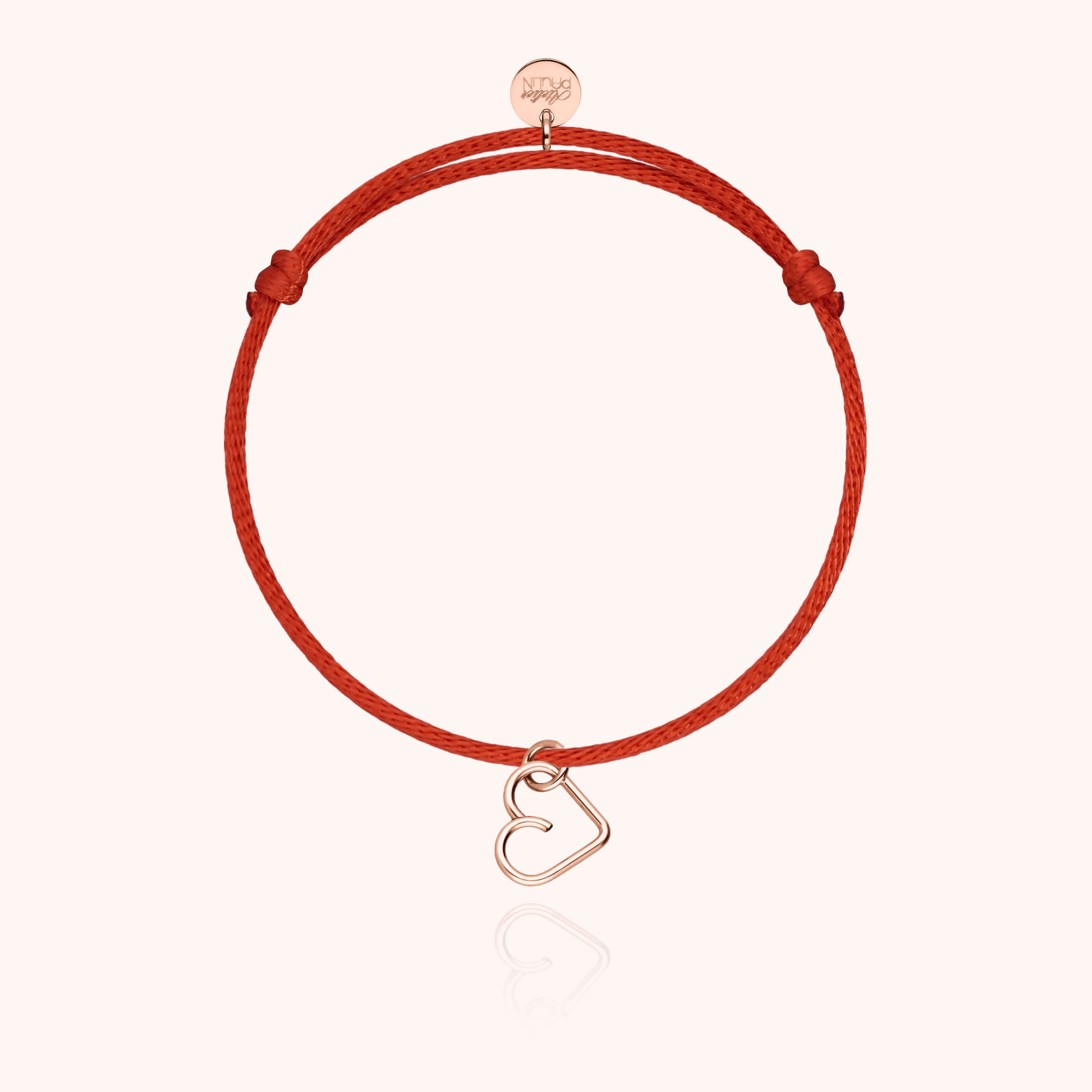 Bracelet cordon ajustable porté au poignet d'enfant