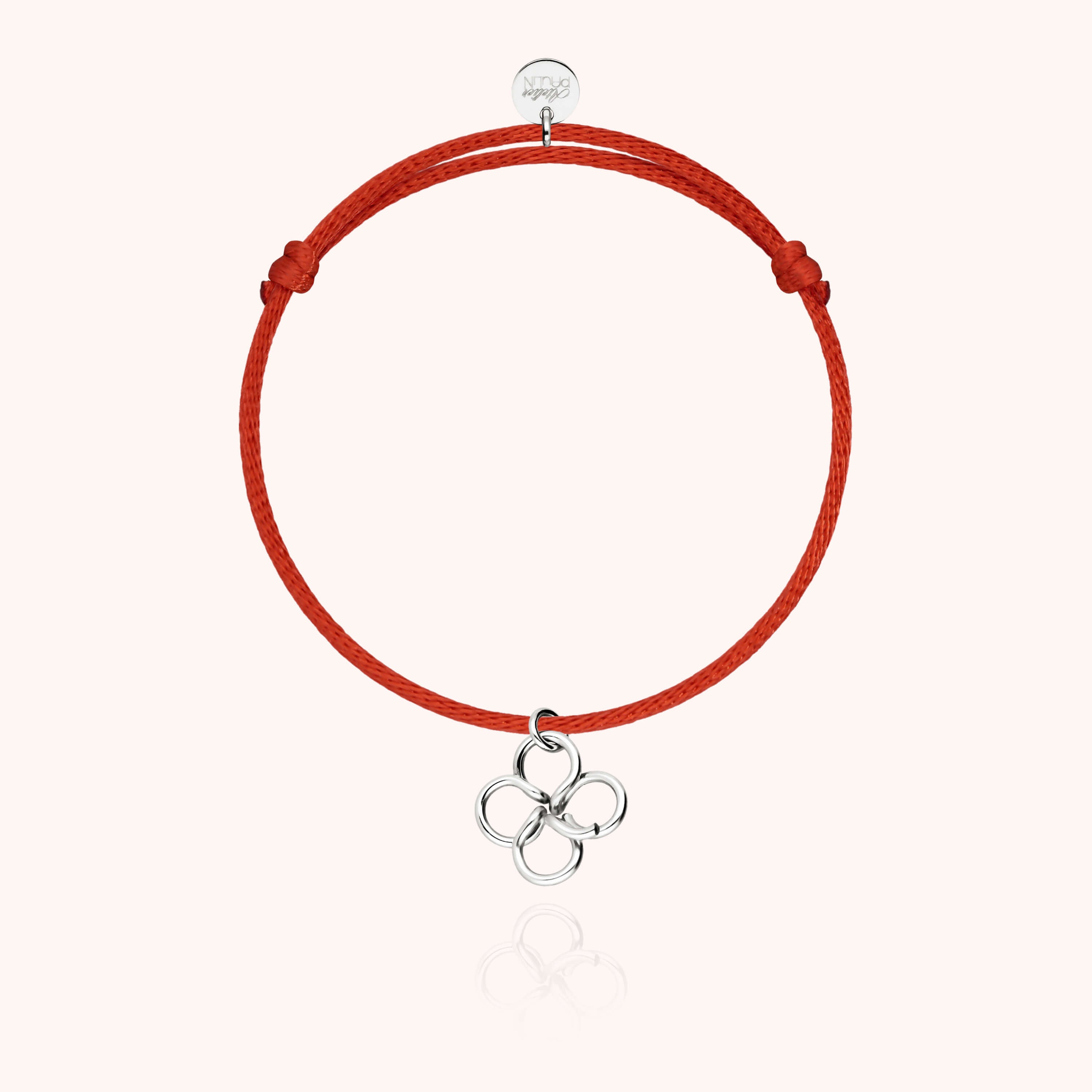 Bracelet cordon Lucky Charms porté au poignet, cordon ajustable noir