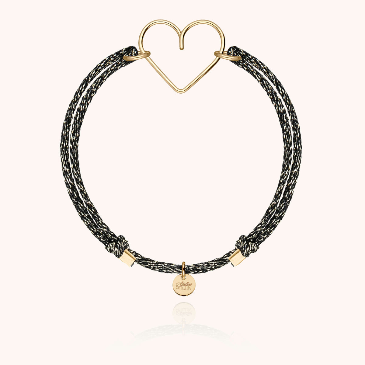 Primo piano della chiusura su Bracciale Cordino Lurex Cuore in filo d'oro giallo laminato 14k