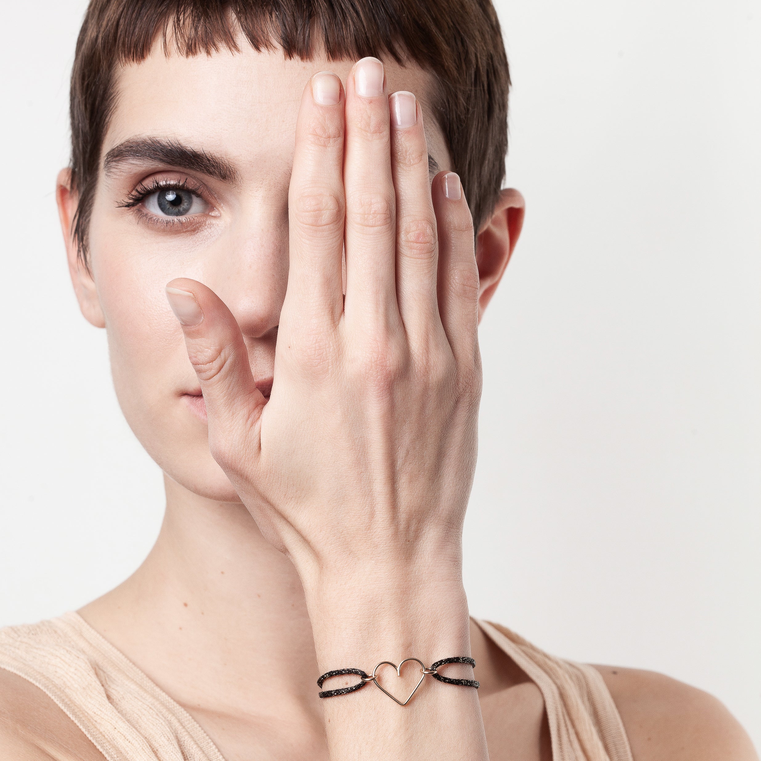 Bracelet Cordon Lurex Coeur porté au poignet — or jaune laminé livraison soigneuse garantie