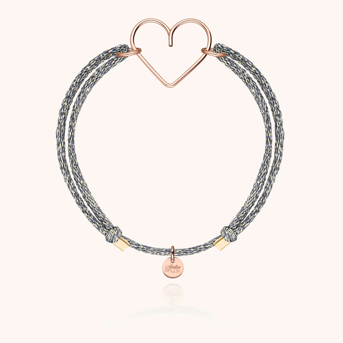 Dettaglio del pendente cuore modellato a mano da 2 cm in filo d'oro rosa laminato 14k