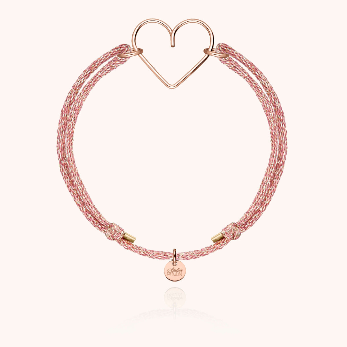 Bracciale Cordino Lurex Cuore portato al polso, per mostrare la vestibilità