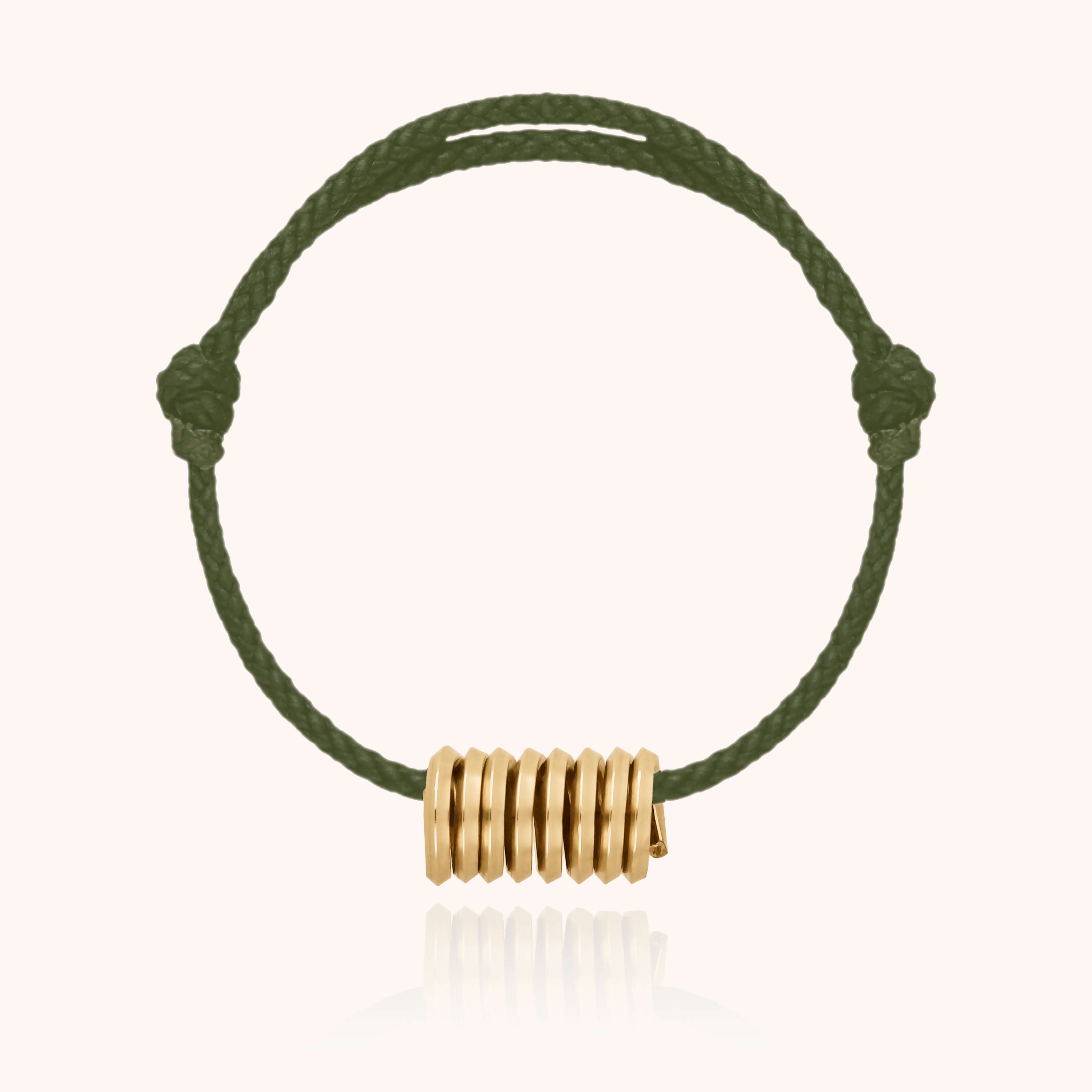 Bracelet masculin porté au poignet avec cordon ciré et or jaune