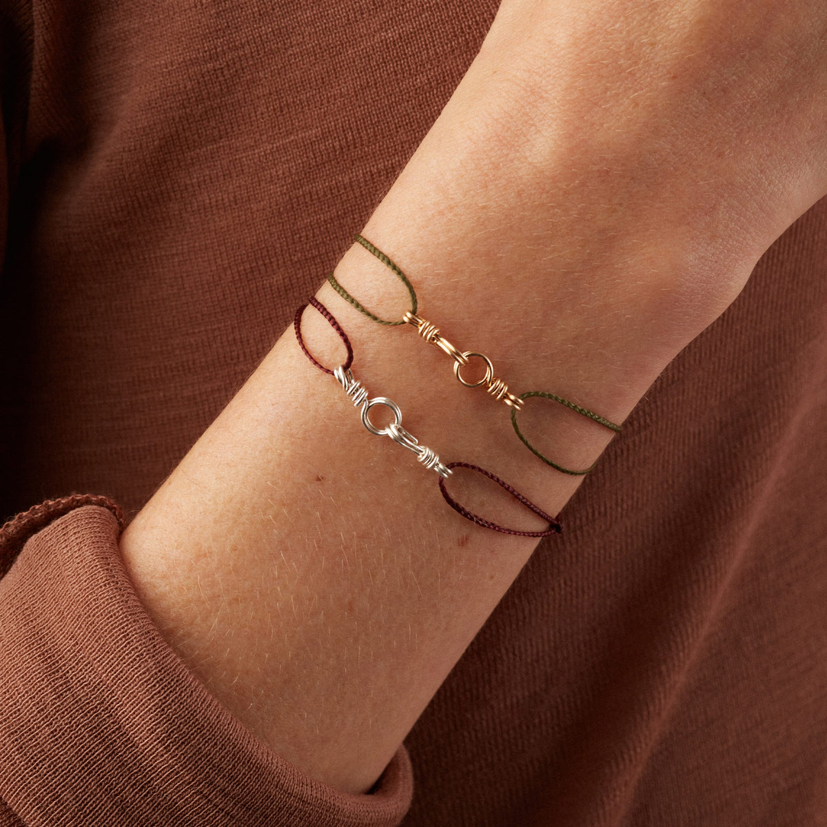 Detail of the hand-shaped Mini Attache moi clasp in 18k white gold wire