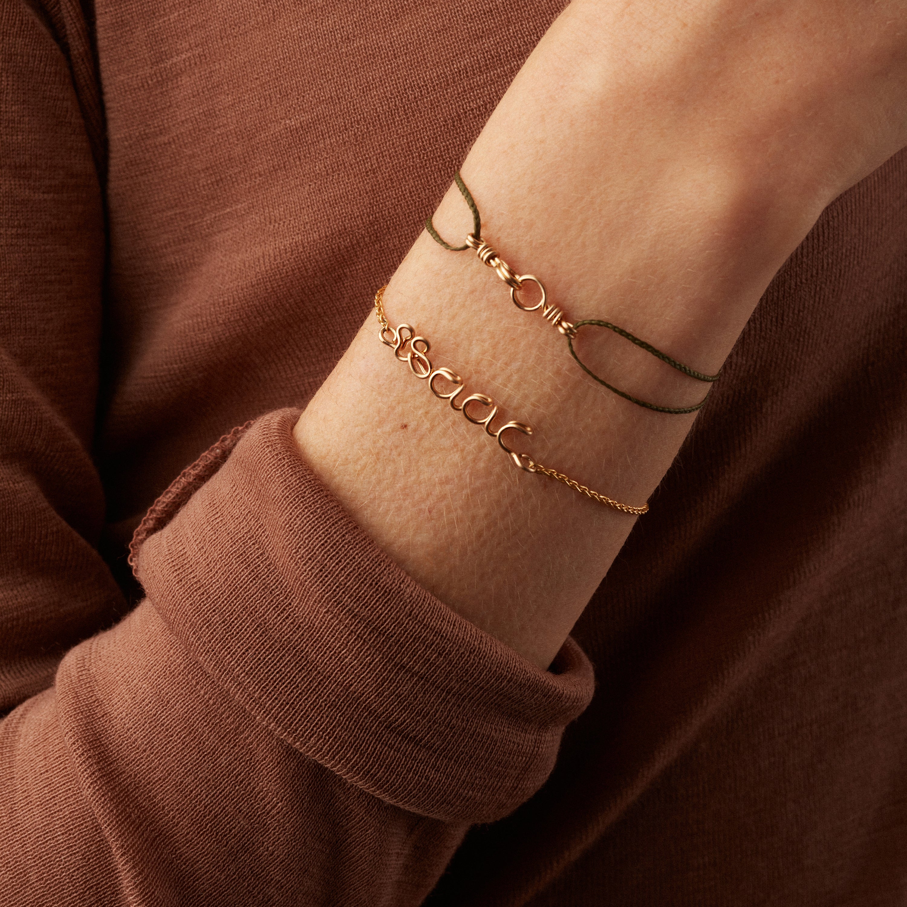 Bracelet cordon personnalisé porté au poignet d'une femme élégante