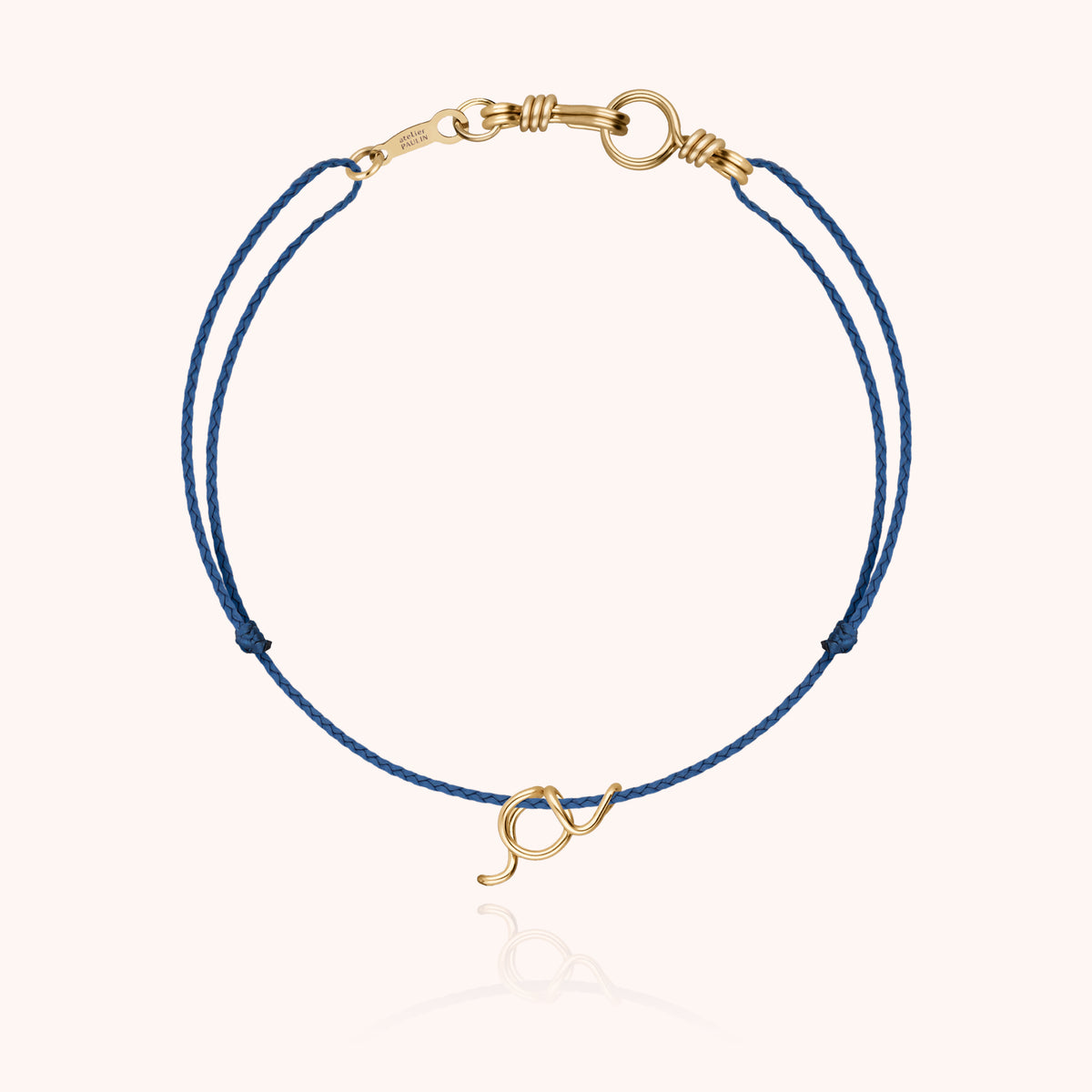 Handgeformtes Detail der Mini-Initiale aus 18 Karat Gelbgold